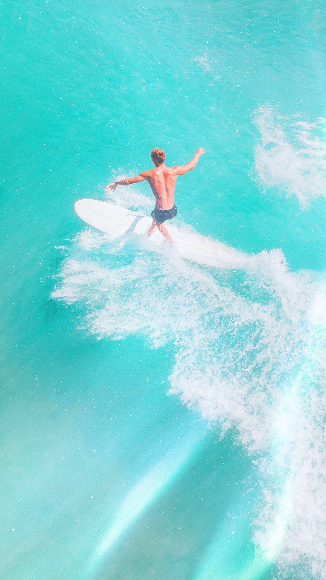 stretchedMand surfer med arme udstrakte Wallpaper