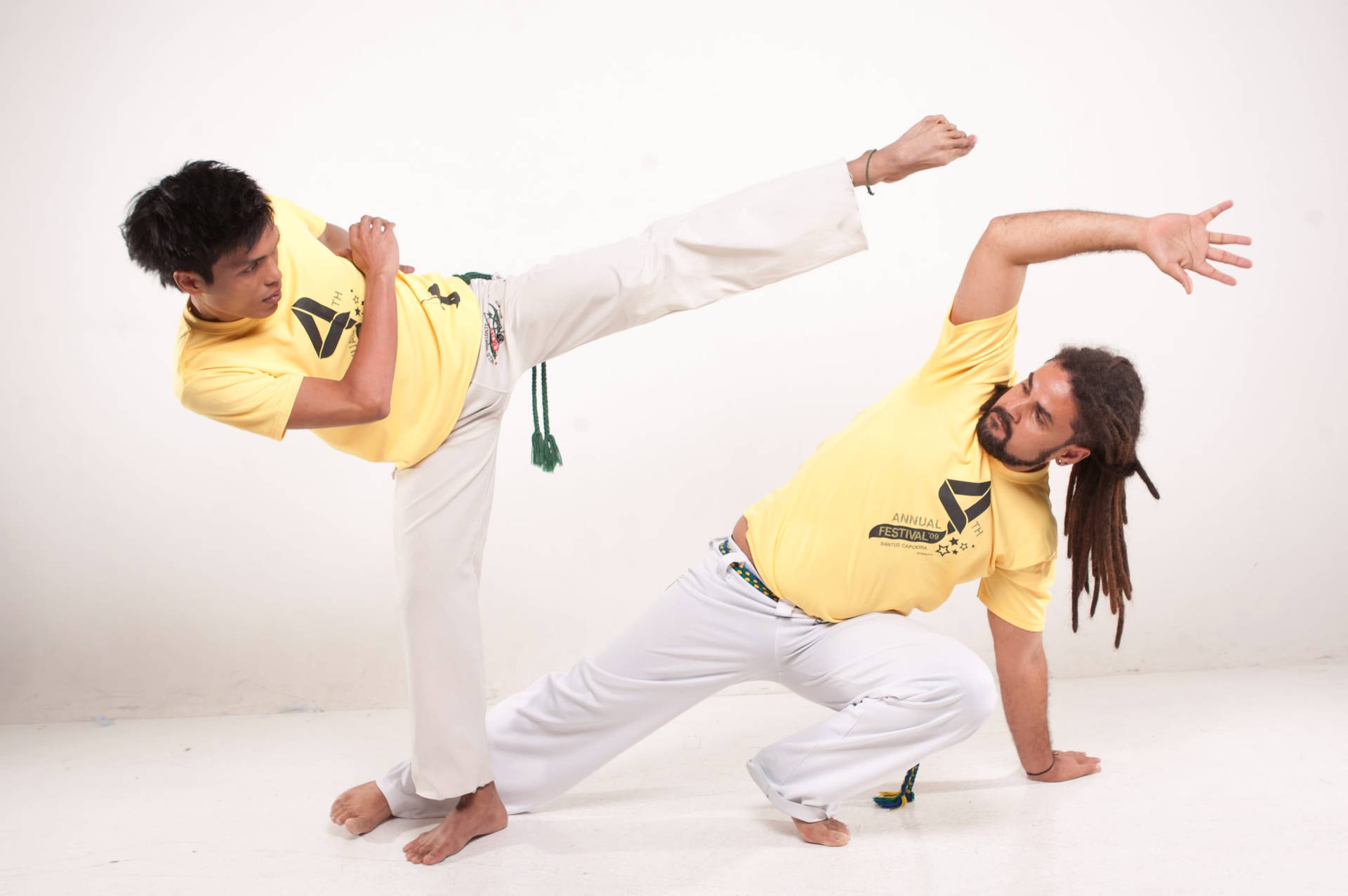 Chicosen Camisetas Amarillas Practicando Capoeira. Fondo de pantalla
