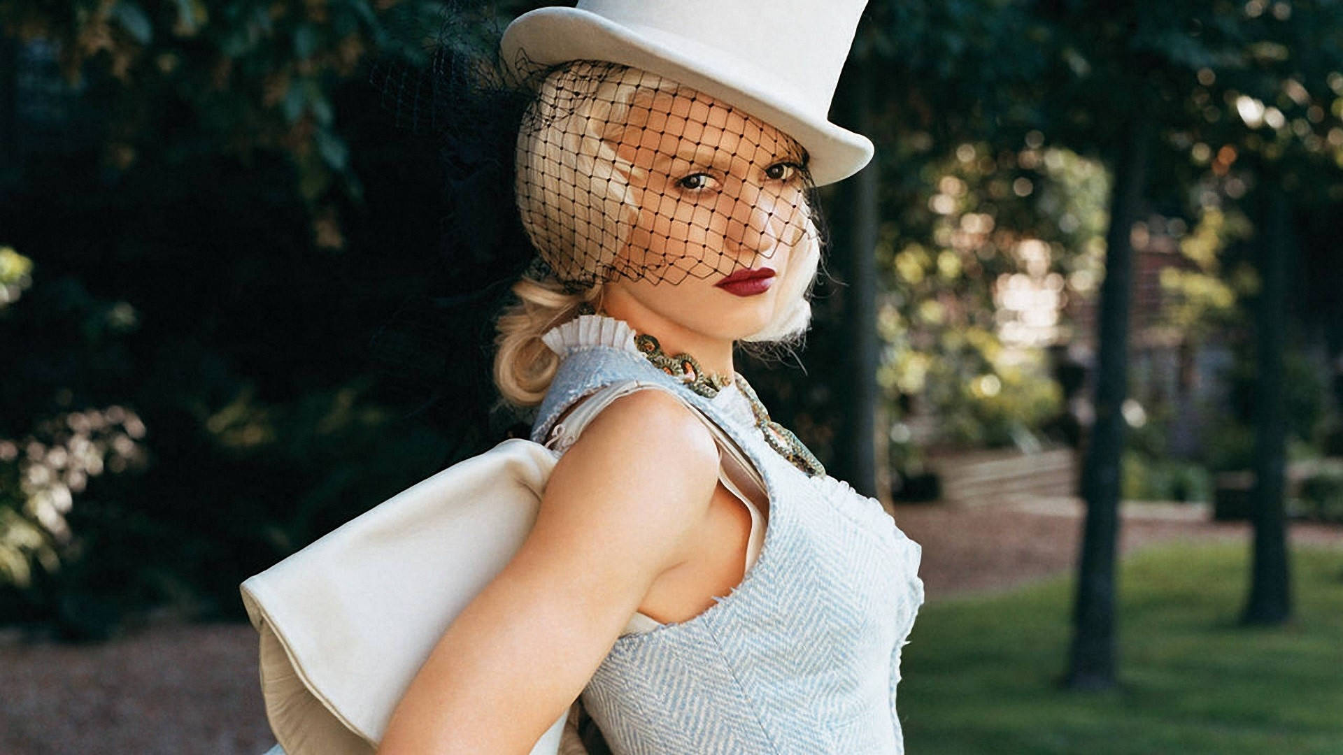 Gwen Stefani Elegant Fashion Background