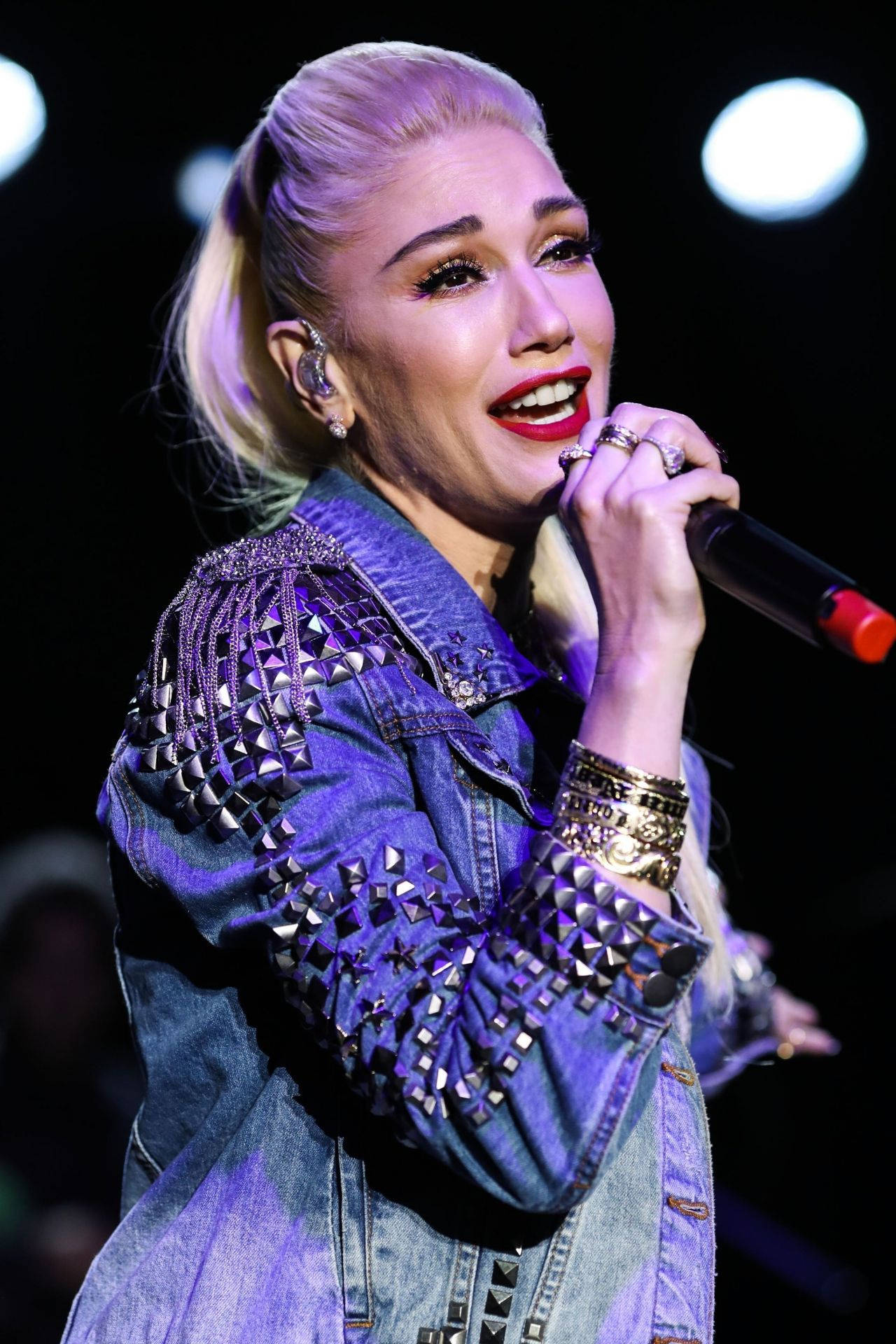 Gwen Stefani Singing On Stage Background
