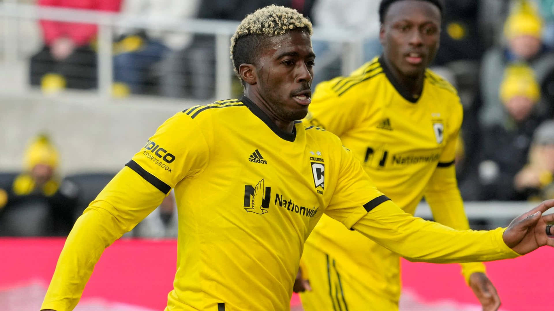Gyasi Zardes Fights For The Ball Wallpaper