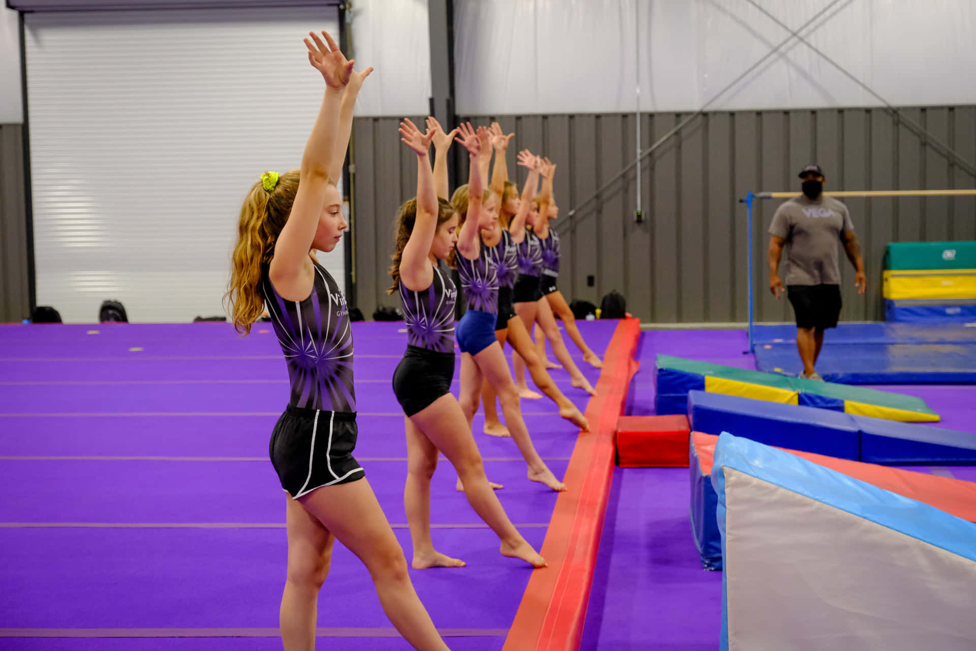 Enakrobatisk Gymnast Udfører Et Kombinationshop På Balancen.