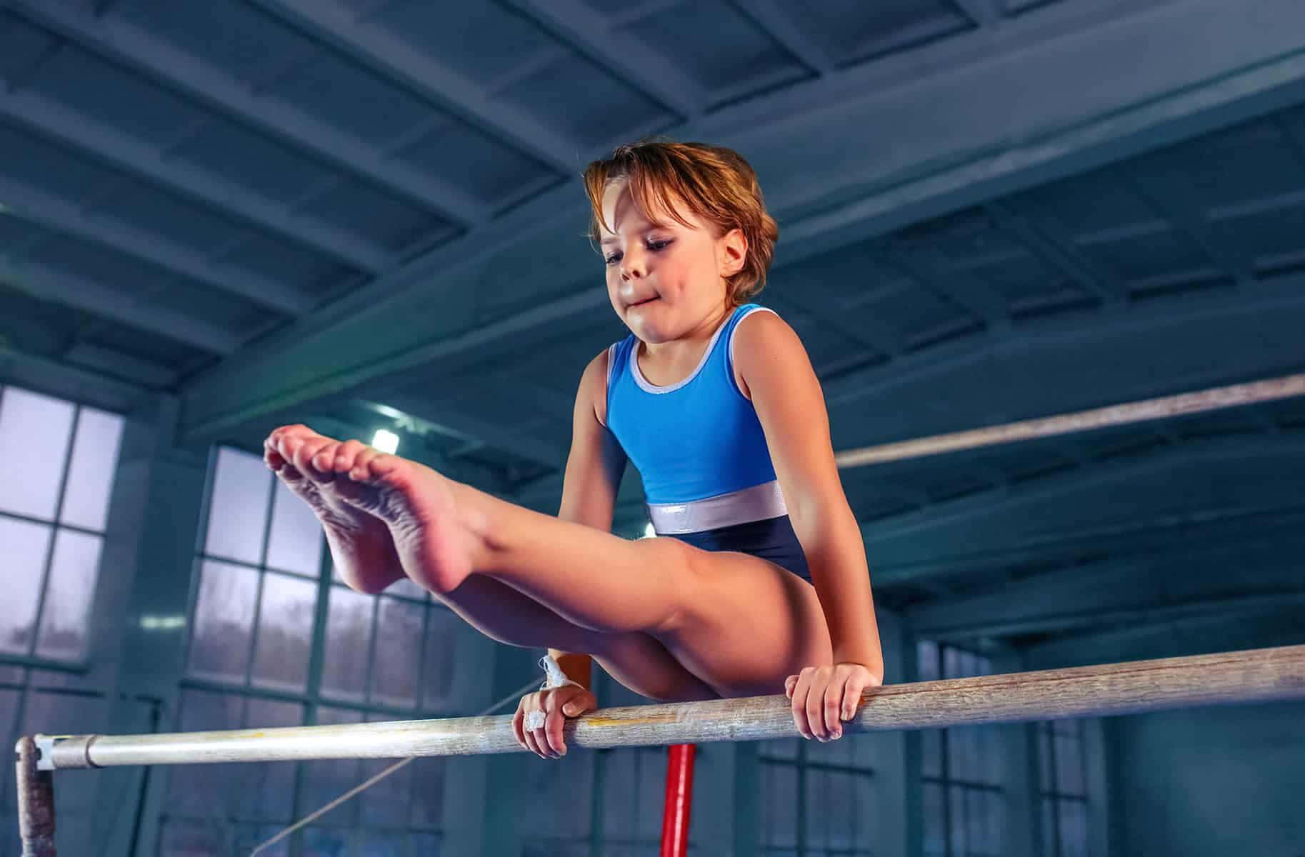 Enung Pojke Gör Gymnastik På En Stång