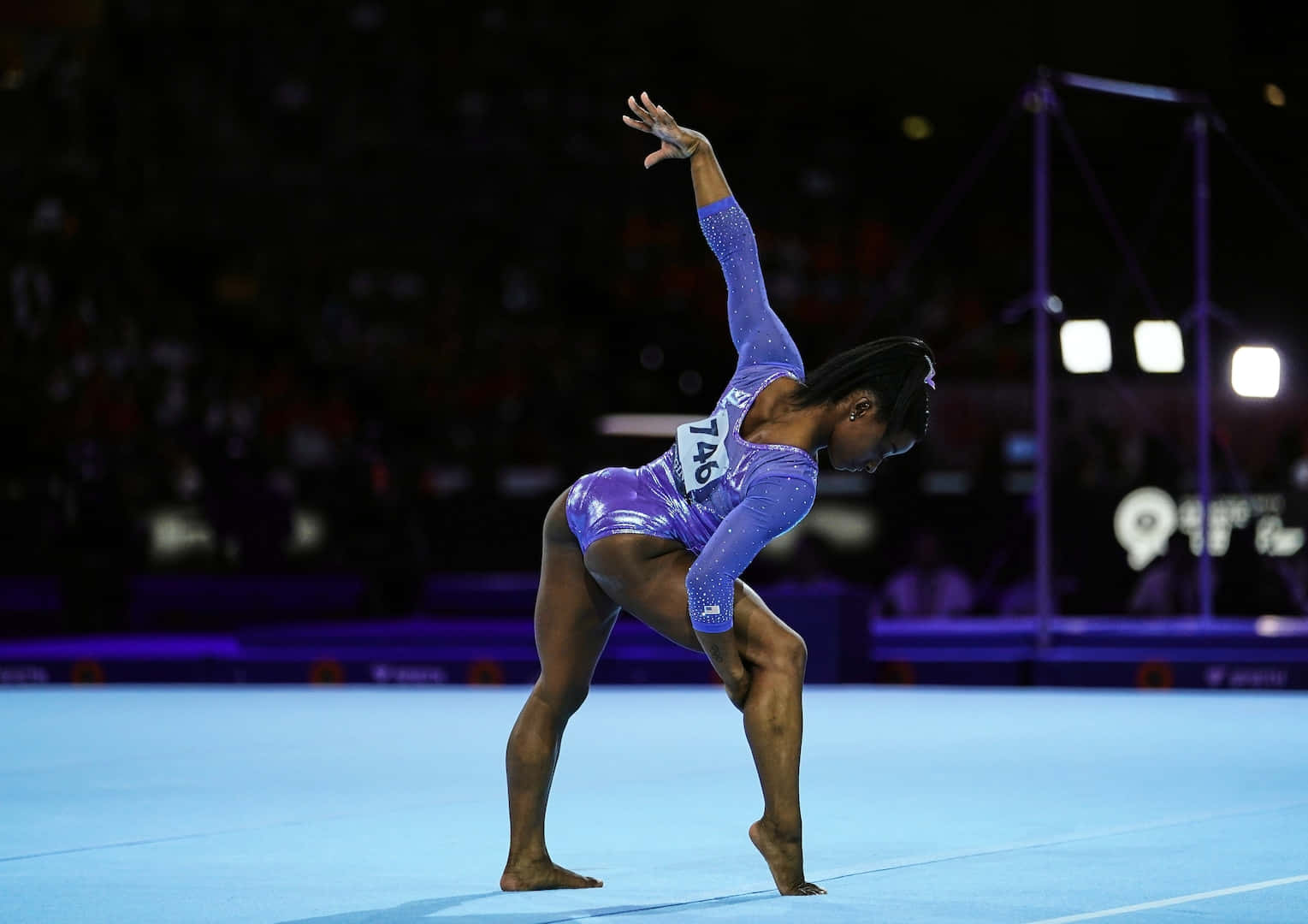 Enung Gymnast Poserar Med En Mästerskapsmedalj
