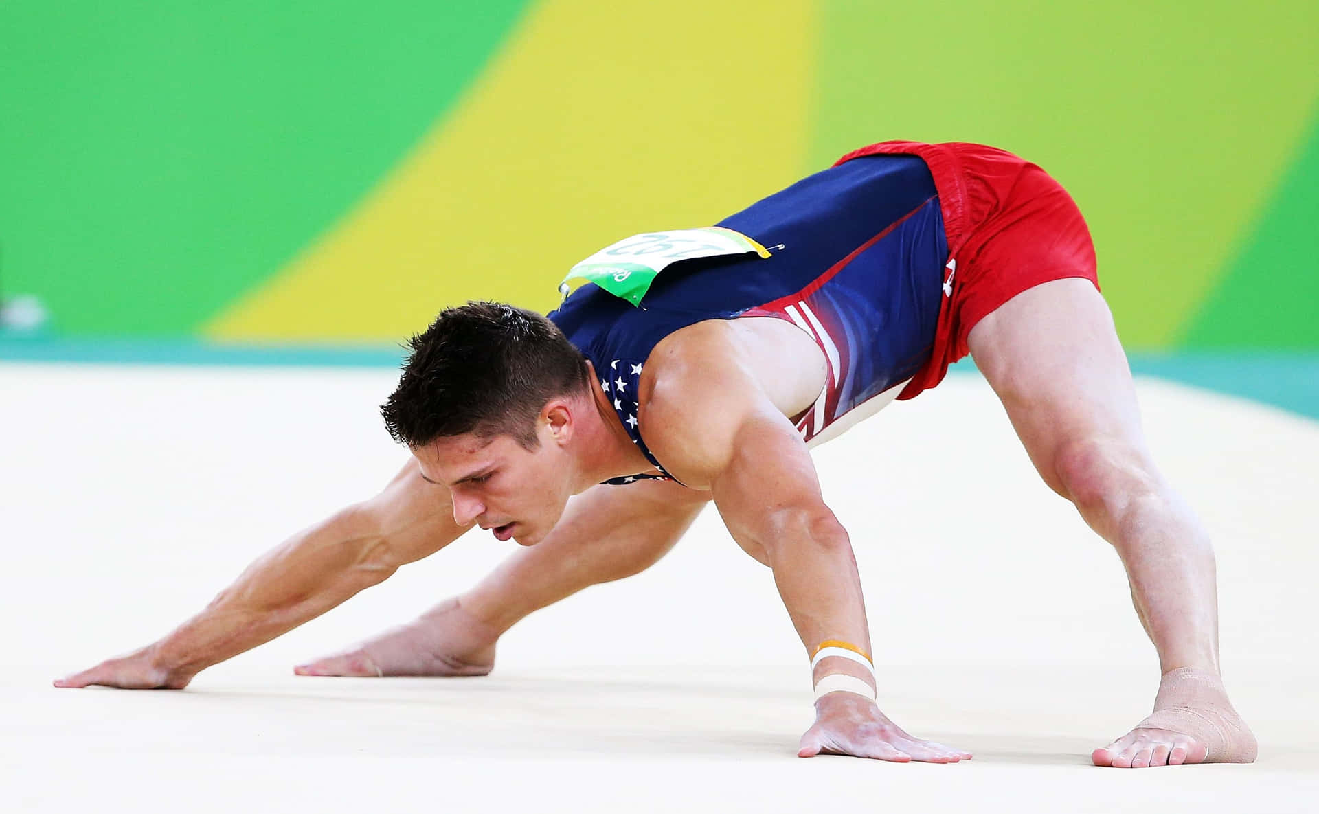 Engymnast Gör En Handstående På Golvet