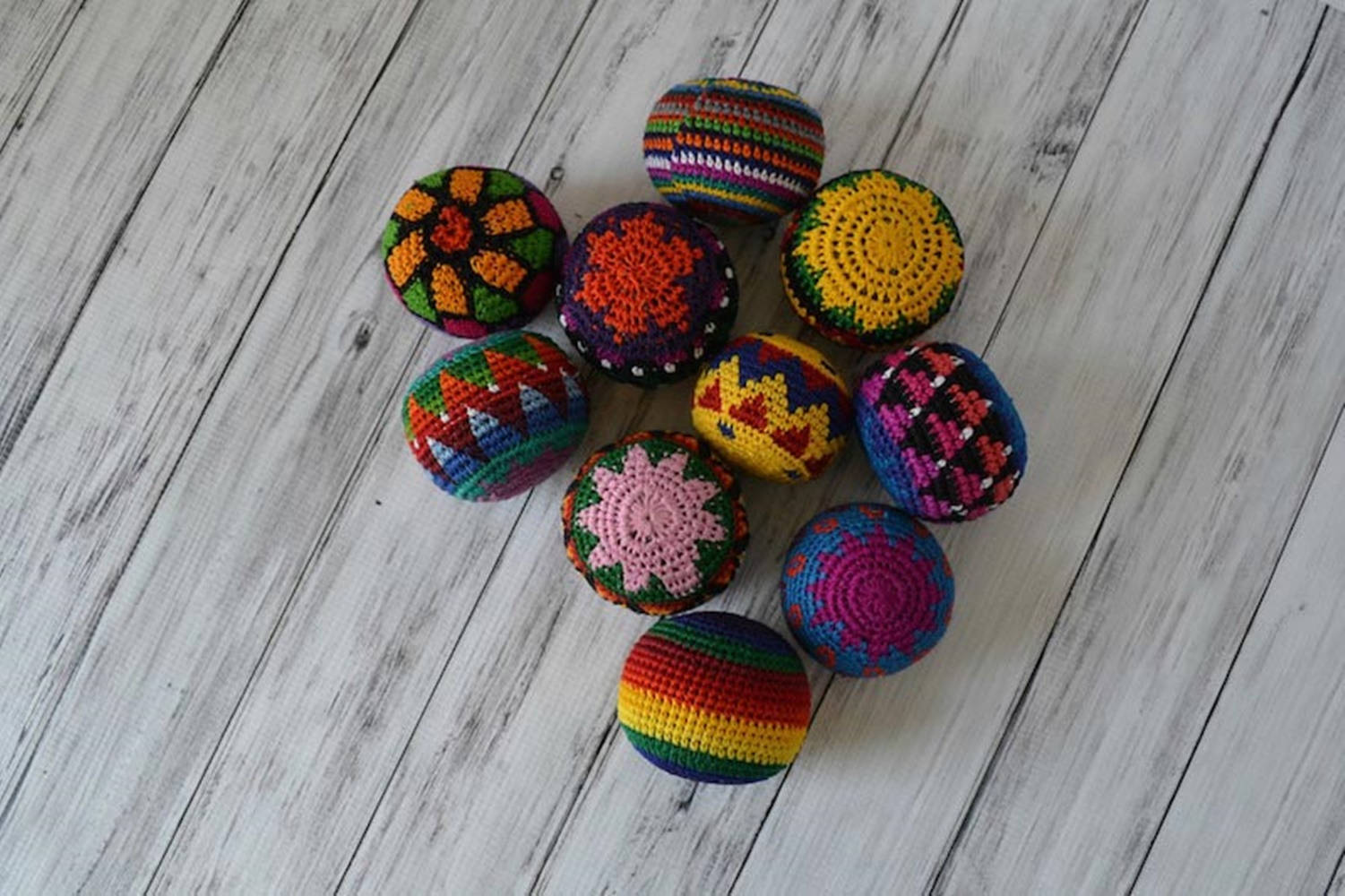 Unvibrante Crochet Hacky Sack In Colori Scuri Sfondo