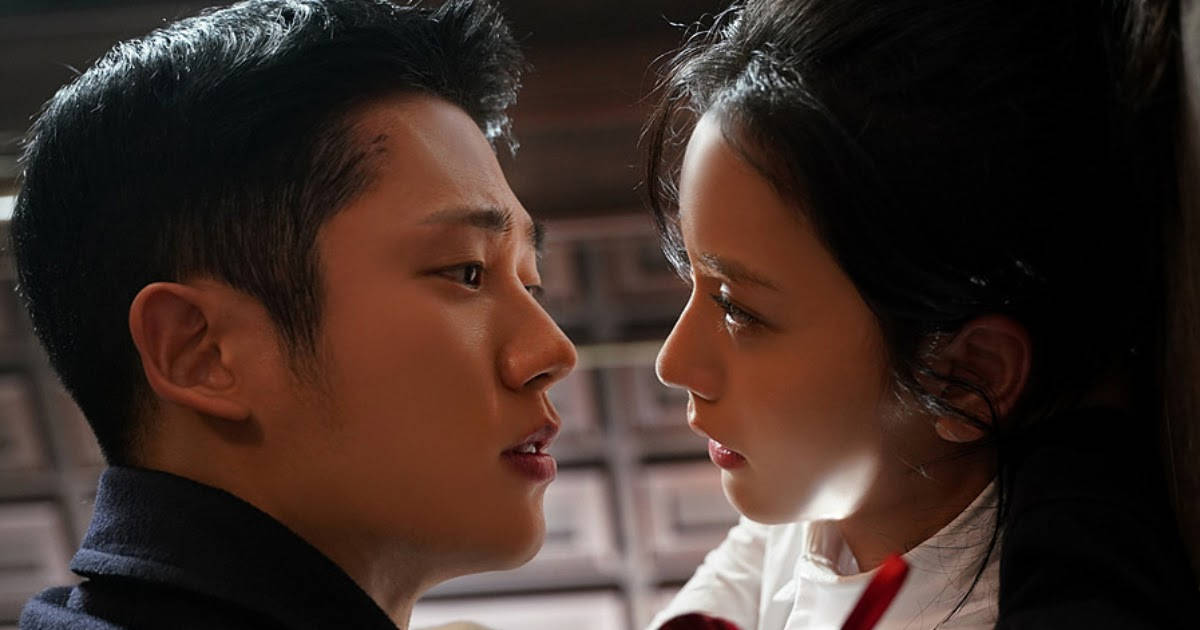 Hae-In And Jisoo Romantic Snowdrop Drama Wallpaper