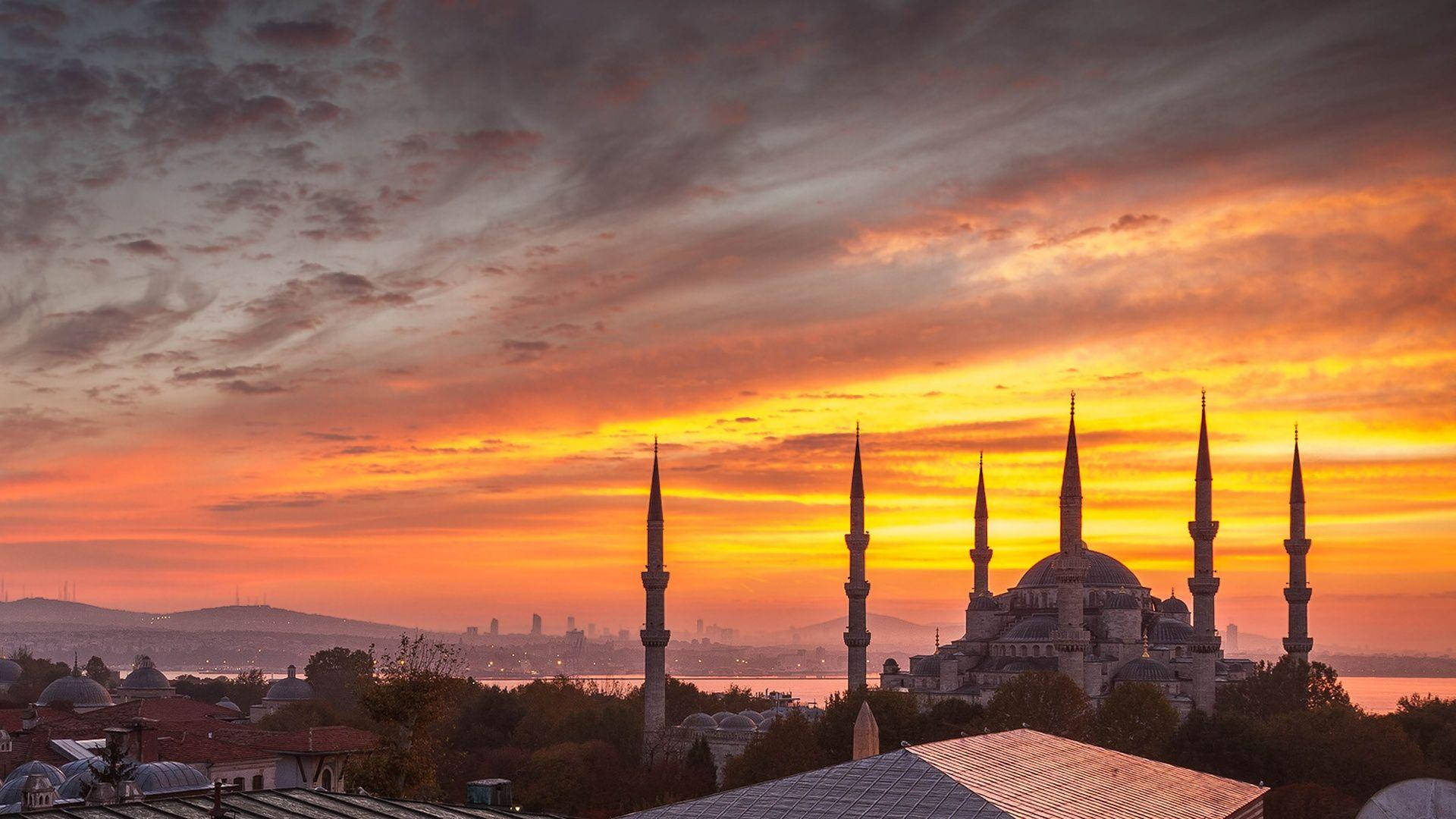 Hagia Sophia Orange Skyline Tapet: En orange himmelstrækning visning af Hagia Sophia i Istanbul. Wallpaper