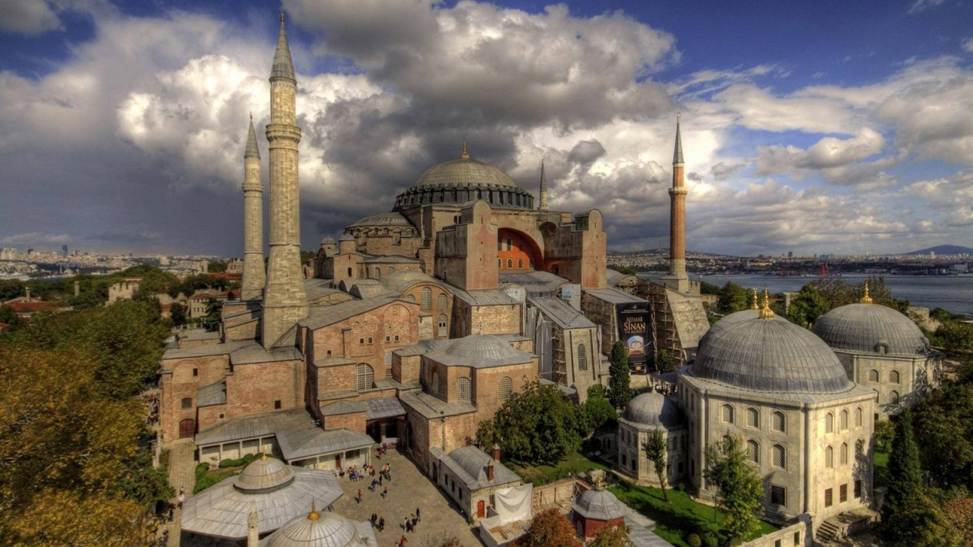 Hagia Sophia With Tourists Wallpaper