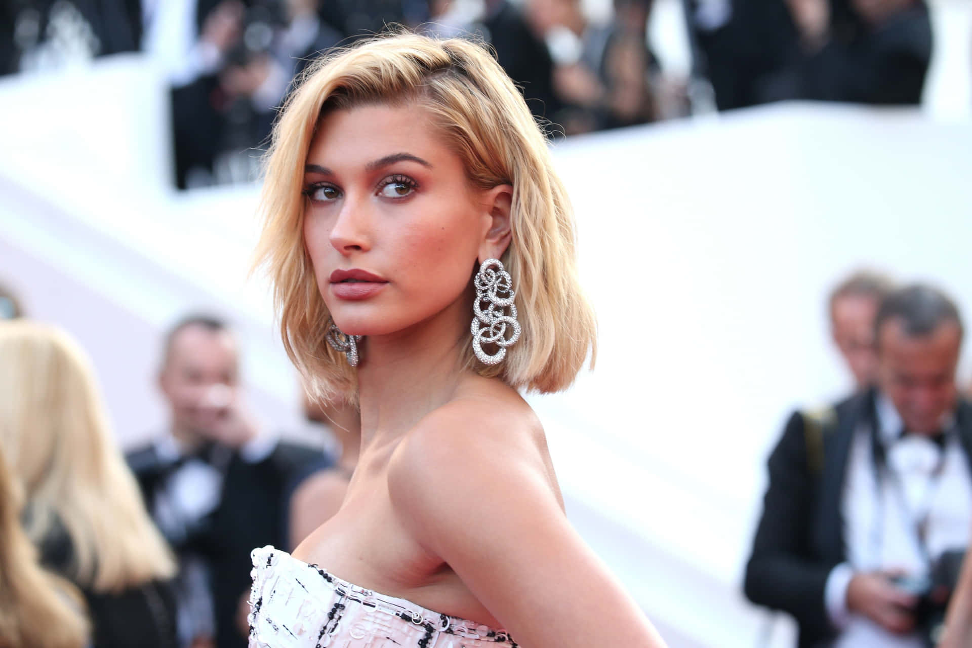 Hailey Baldwin Expressively Posing In A Chic Outfit Wallpaper