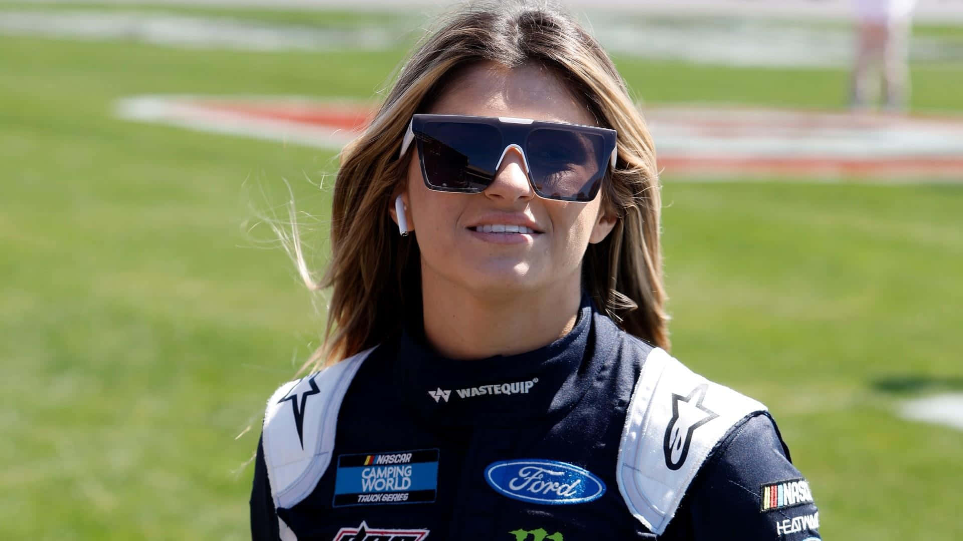 Hailie Deegan N A S C A R Coureur Portret Achtergrond