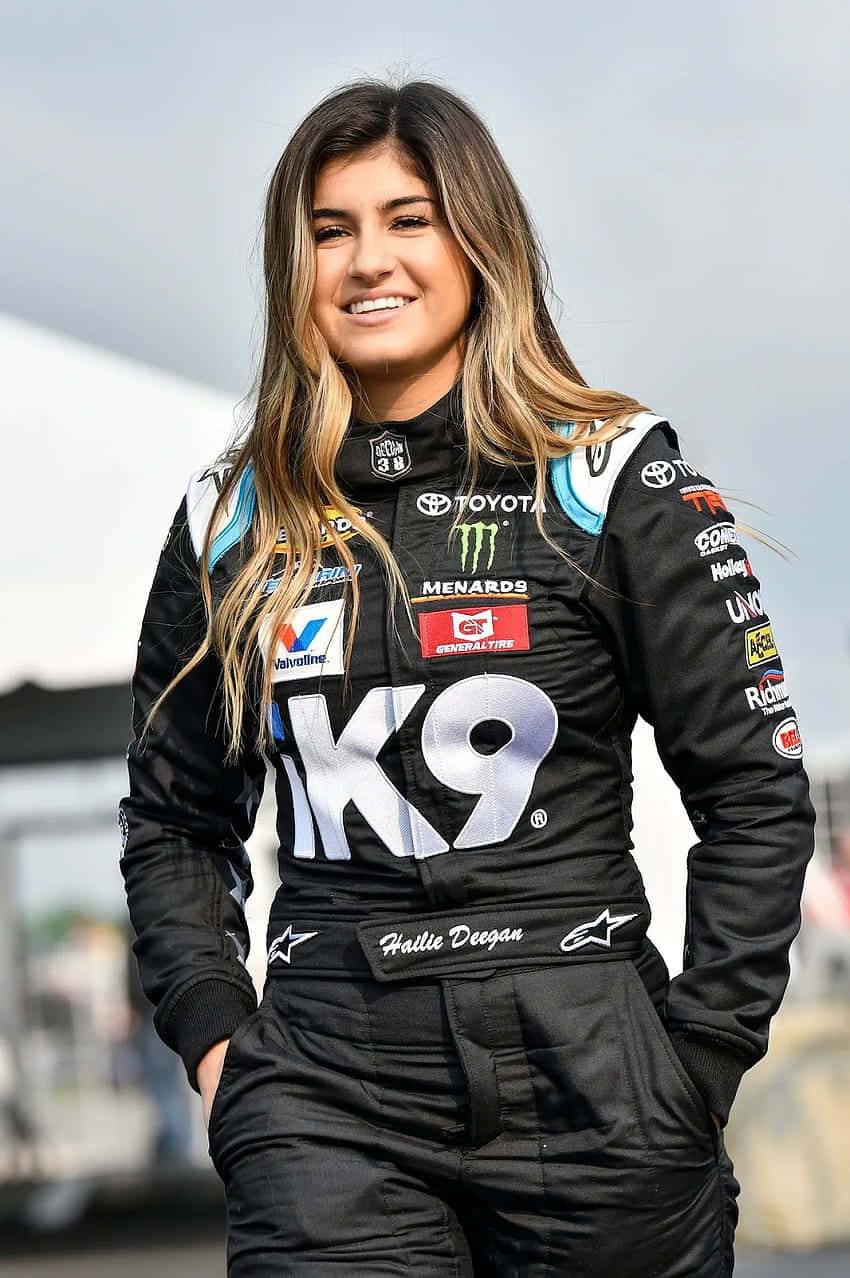 Hailie Deegan Racing Driver Portret Achtergrond