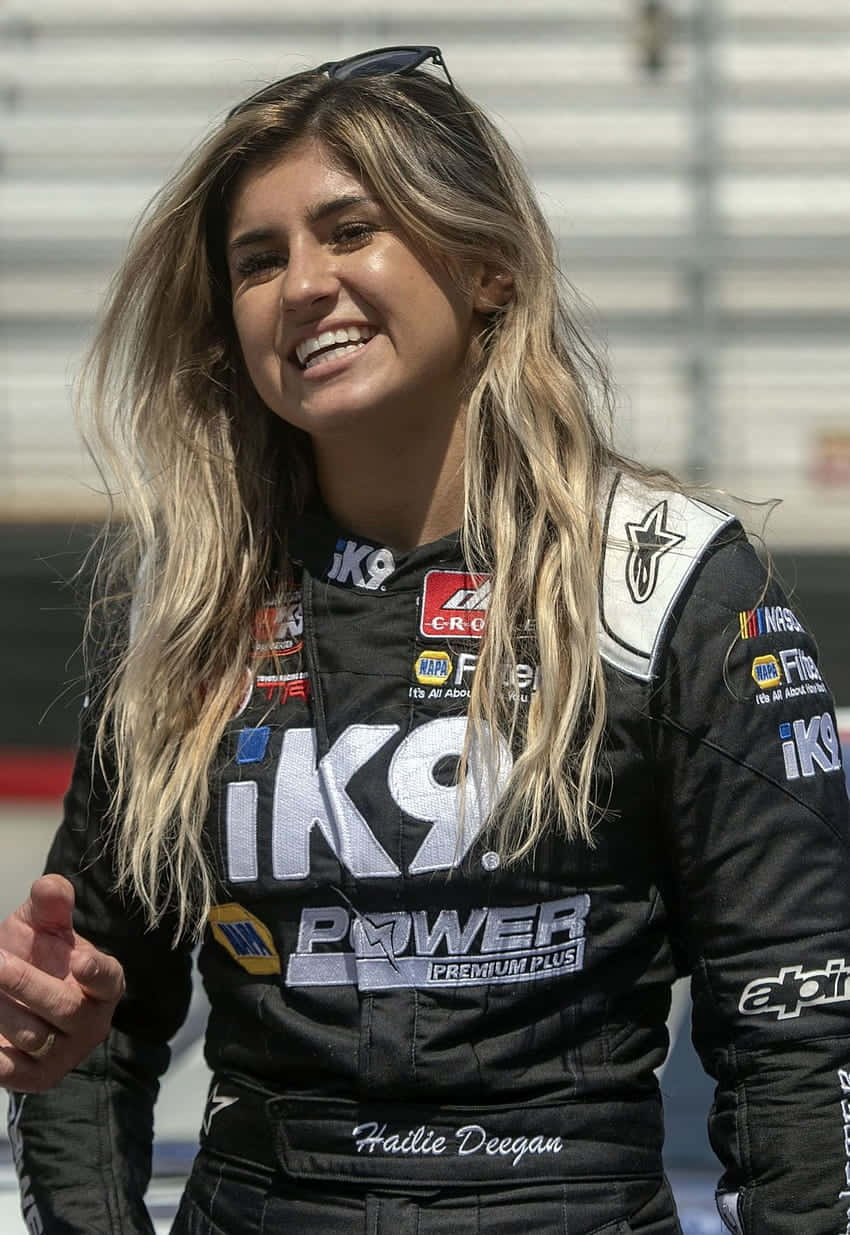 Hailie Deegan Racing Coureur Glimlach Achtergrond