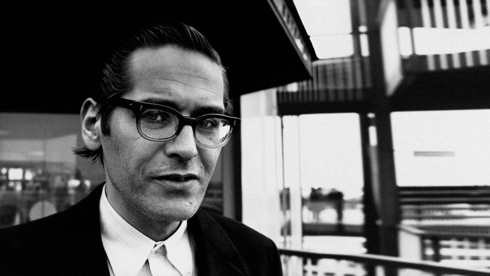 Hårstiljazzartist Bill Evans. (note: It's Difficult To Translate This Sentence Without Additional Context Or Information About How It Relates To Computer Or Mobile Wallpaper.) Wallpaper