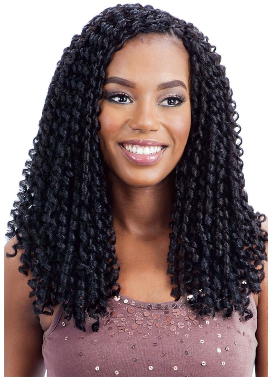 En sort kvinde med langt hår og et smil