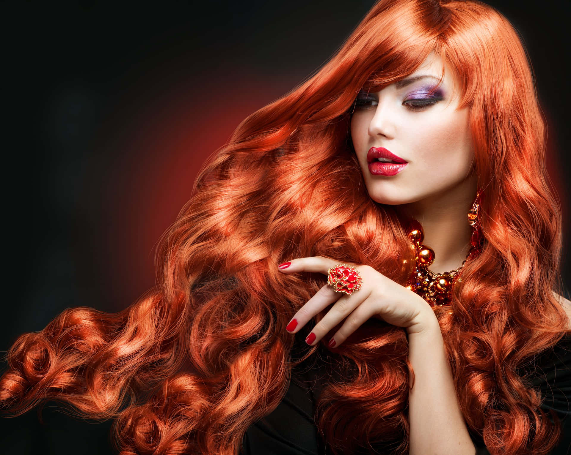 Einewunderschöne Frau Mit Langen Roten Haaren