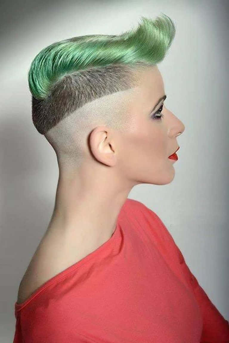 En kvinde med grønt hår og skaldet hoved