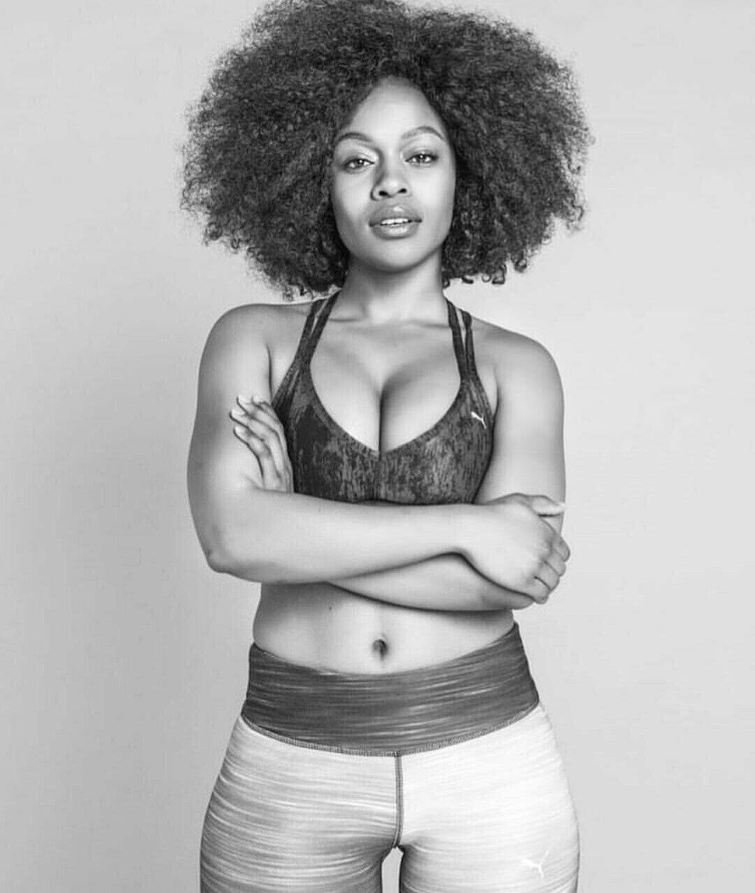 Haarigefrau Mit Afrolocken Und Sportbekleidung Wallpaper