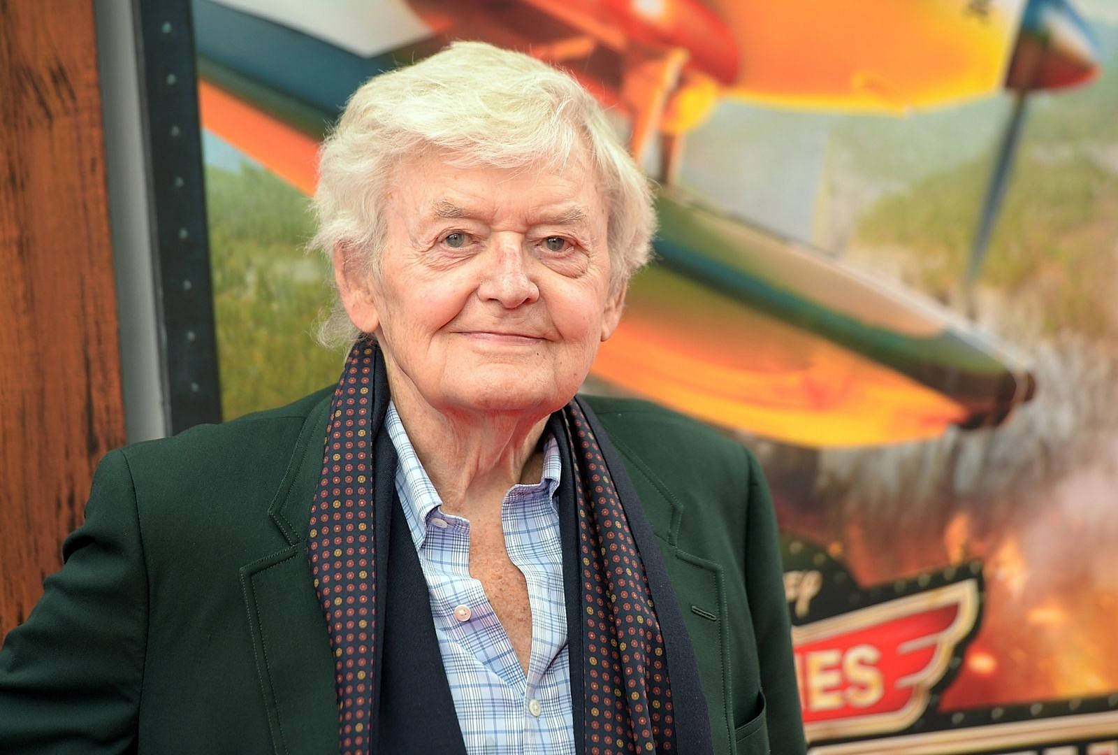 Hal Holbrook In Green Tuxedo And Polka Dotted Scarf Wallpaper