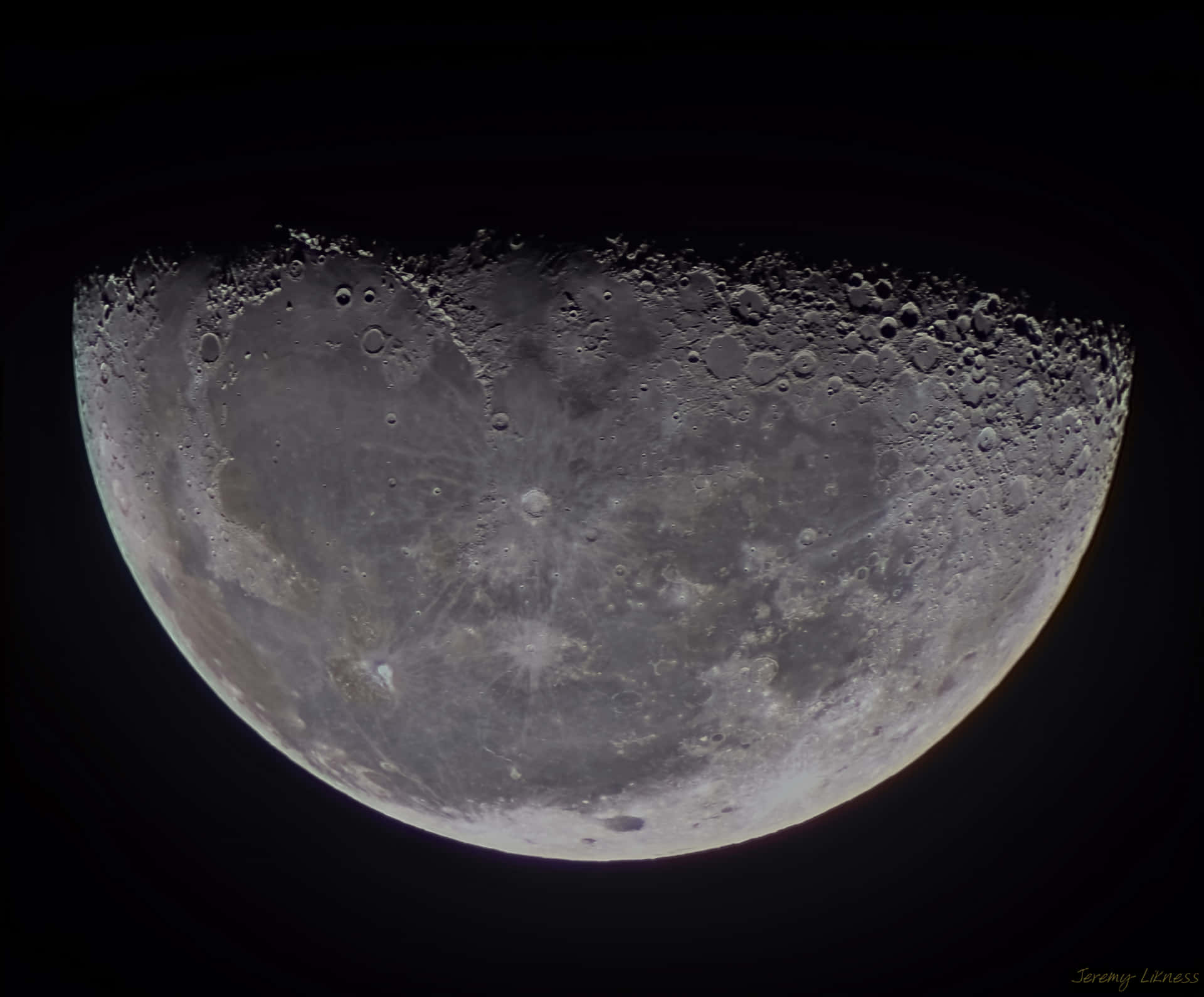 Enbild Av En Fullmåne På Natt Himlen.