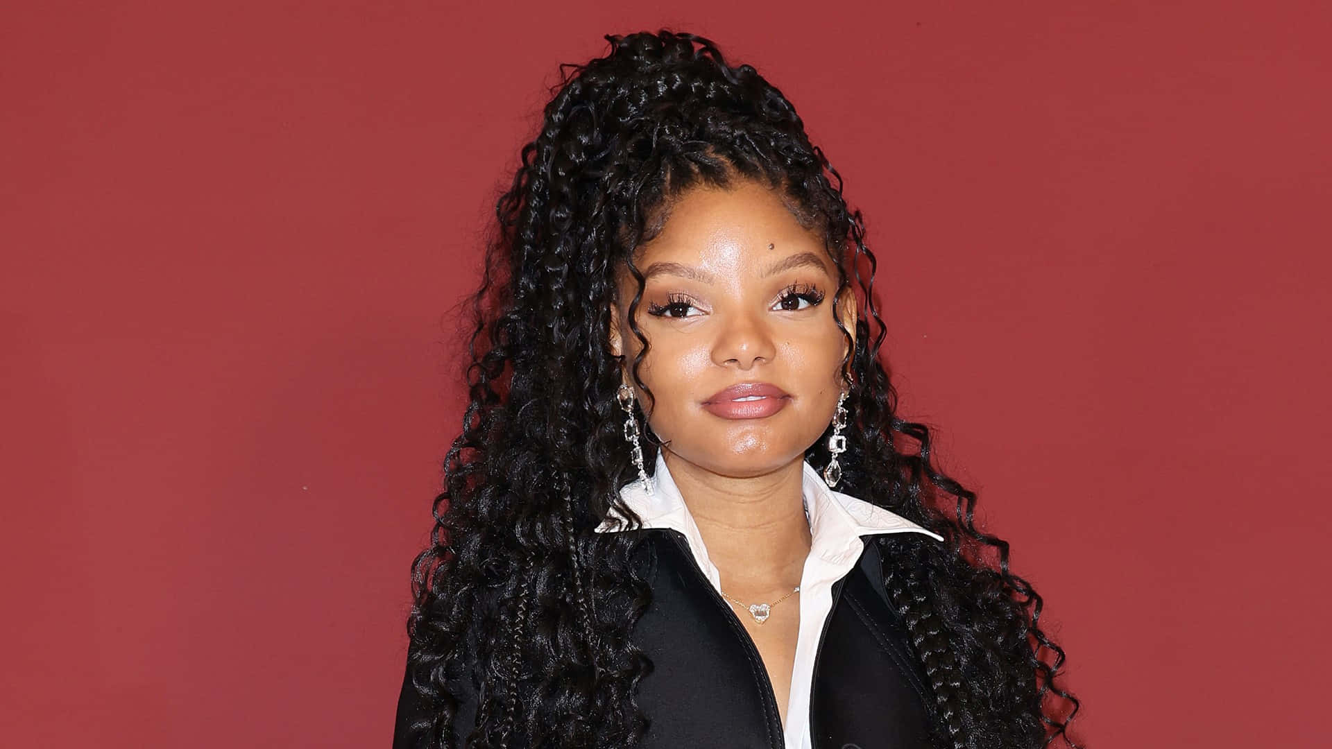 Potret Halle Bailey Latar Belakang Merah Wallpaper