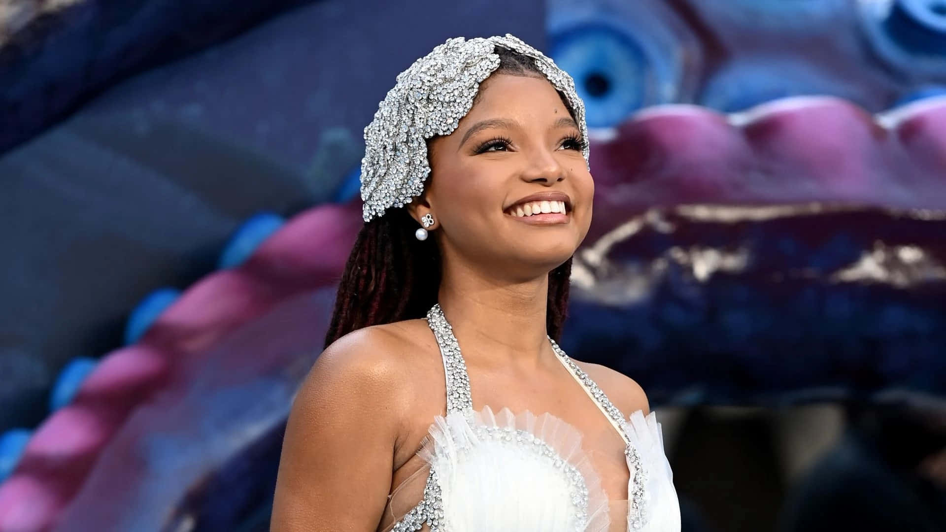 Halle Bailey Tersenyum Dengan Aksesori Kepala Wallpaper