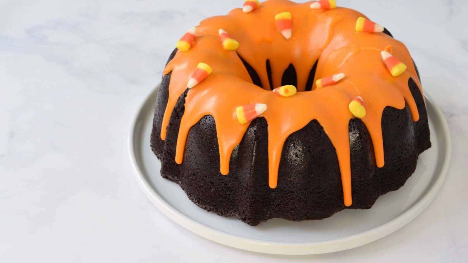 Trick or Treat! This delicious Halloween-themed cake is the perfect treat for a spooky night Wallpaper