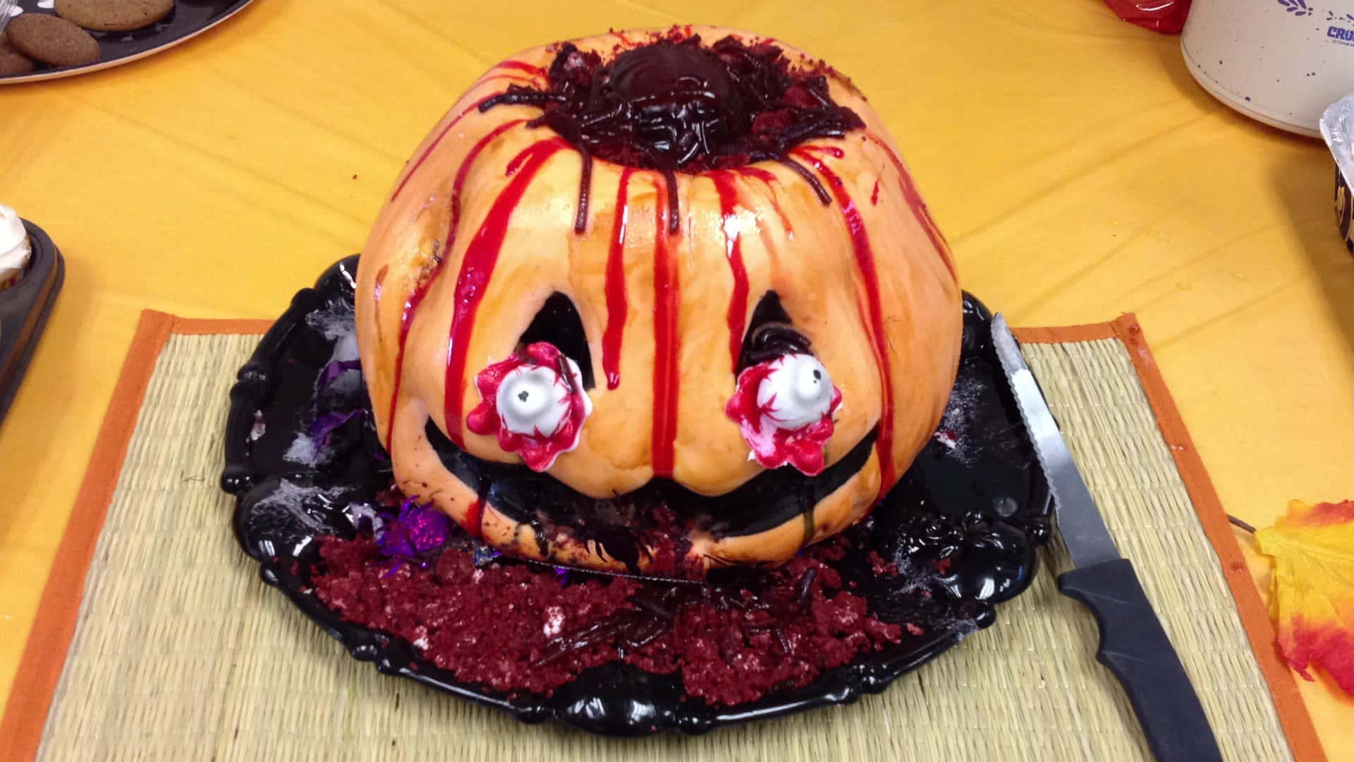 ¡trucoo Trato! Disfruta De Esta Terrorífica Tarta De Halloween. Fondo de pantalla