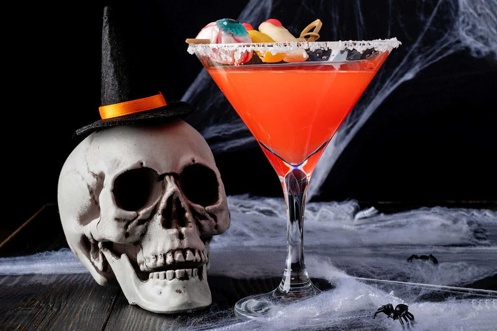 Raise a toast to Halloween with spooky cocktails! Wallpaper