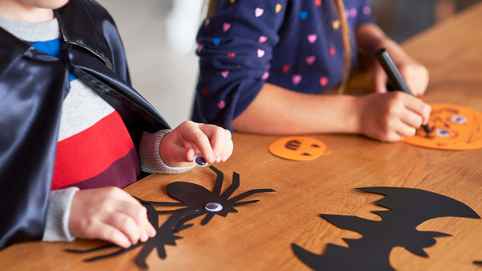 Spice up Halloween with these spook-tacular Halloween Crafts! Wallpaper