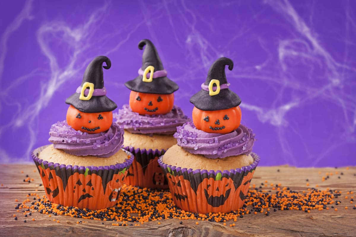 Start crafting your own spooky and festive Halloween cupcakes! Wallpaper