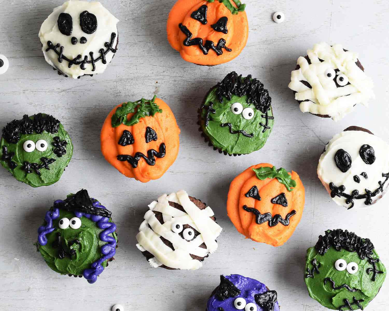 Delightfully Spooky Halloween Cupcakes Wallpaper