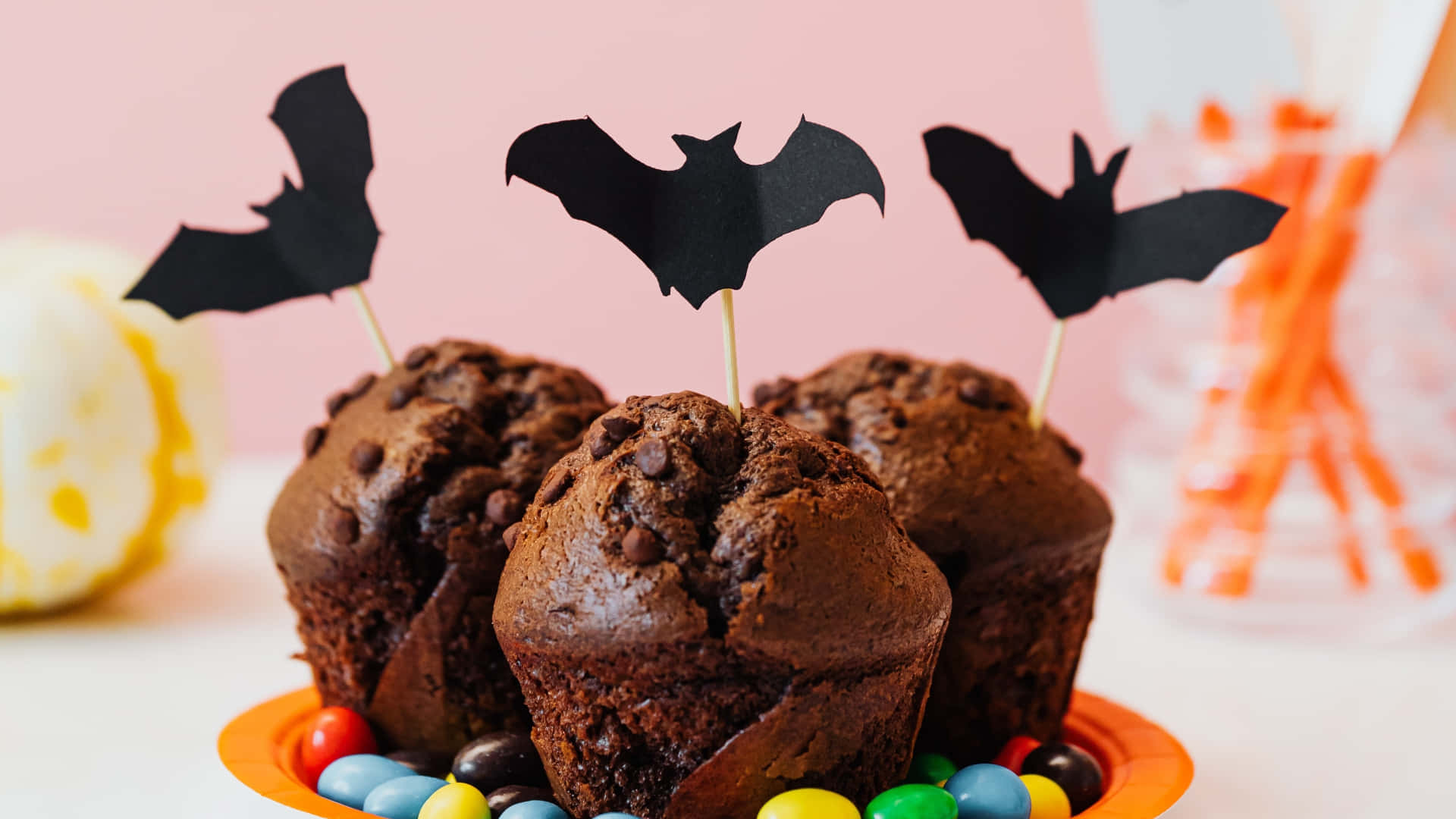 Trick or Treat! Delicious and spooky Halloween Cupcakes Wallpaper
