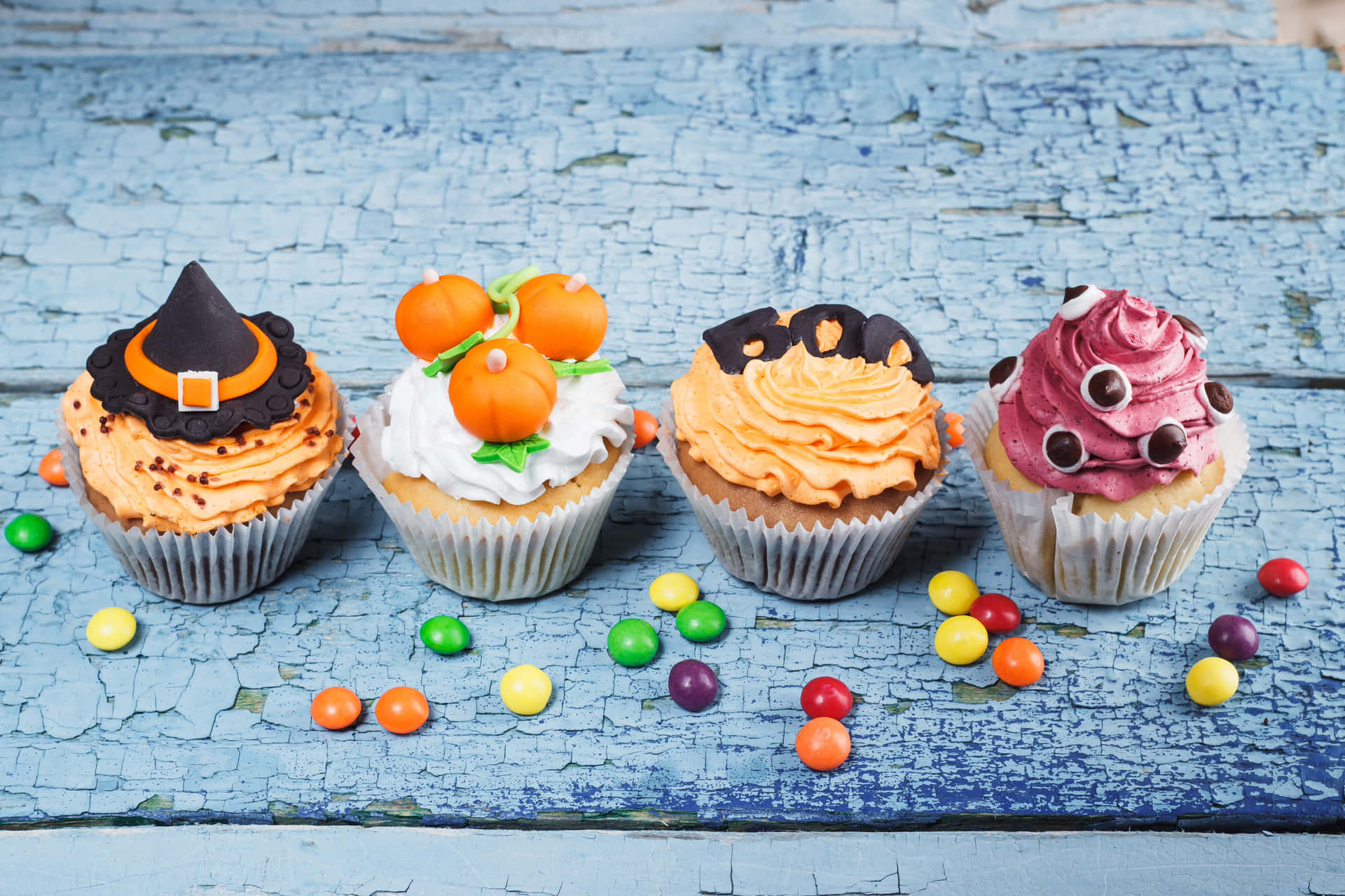 Enjoy these delicious Halloween themed cupcakes! Wallpaper
