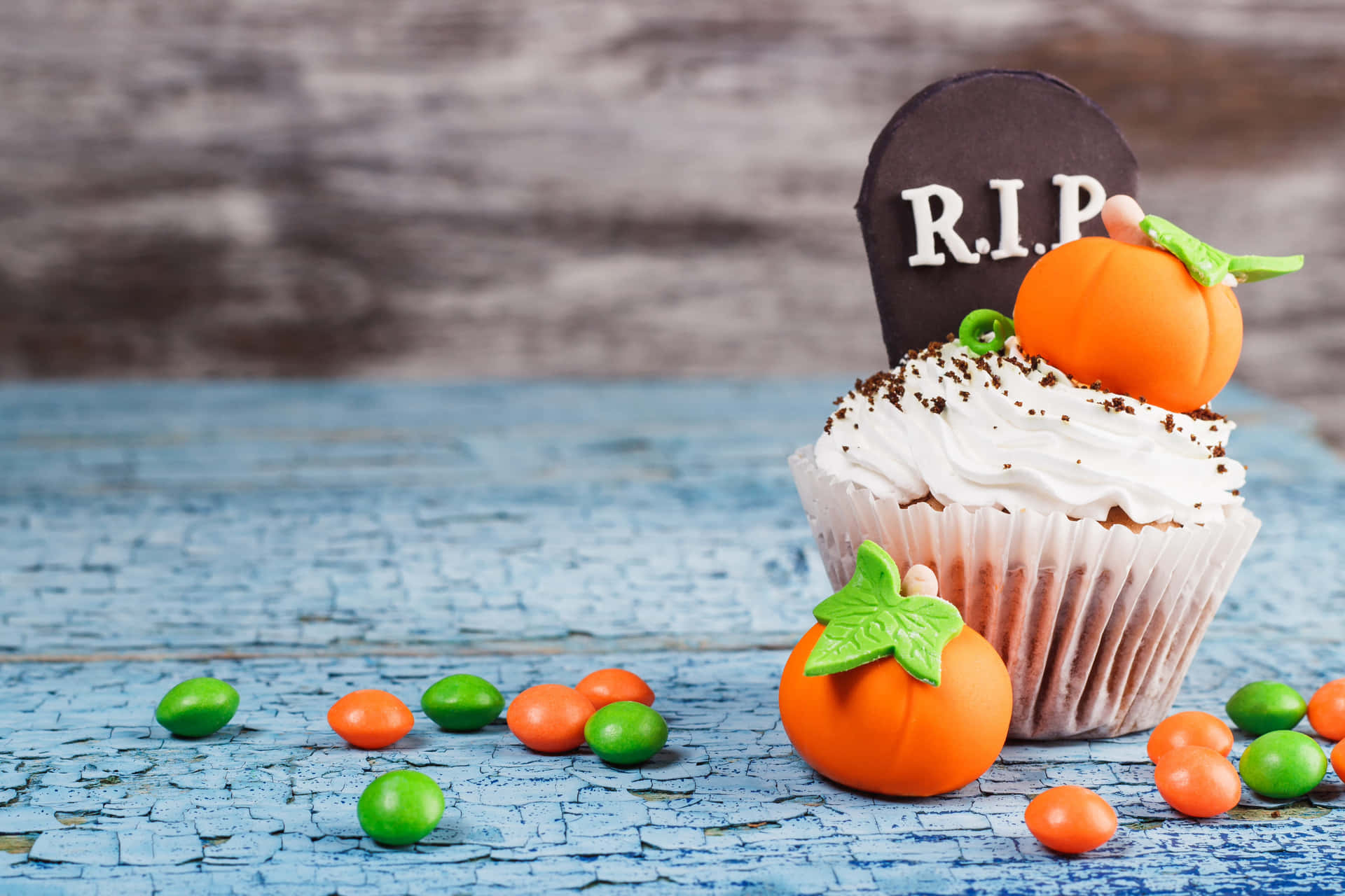 Deliciously spooky Halloween cupcakes Wallpaper