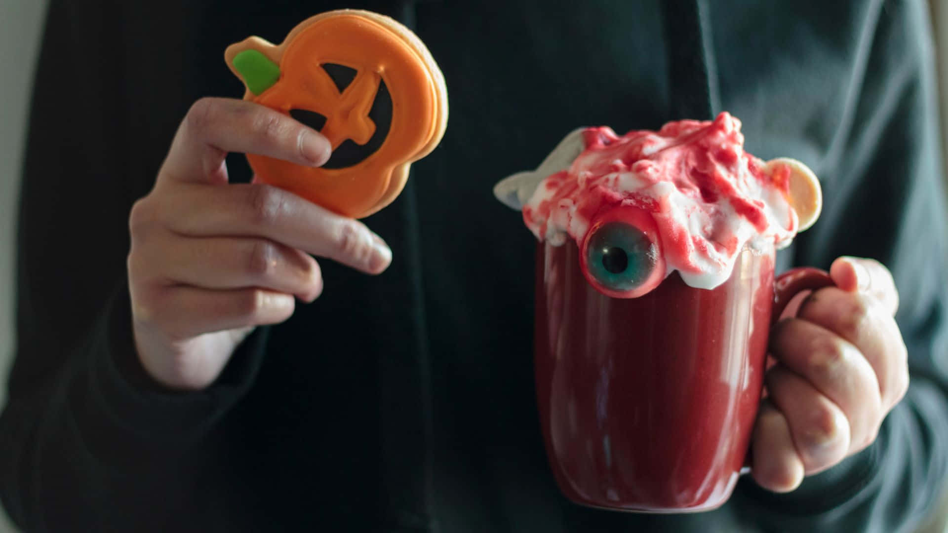 Treat your guests to an unforgettable Halloween with eerie, delicious drinks Wallpaper