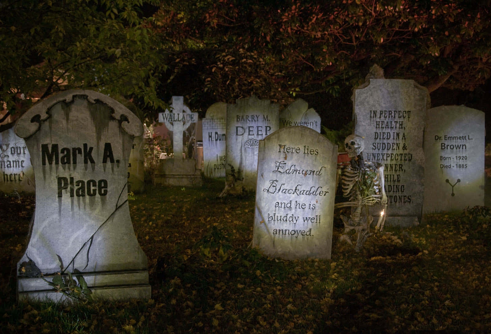 Enuhyggelig Halloween Nat På En Kirkegård Wallpaper