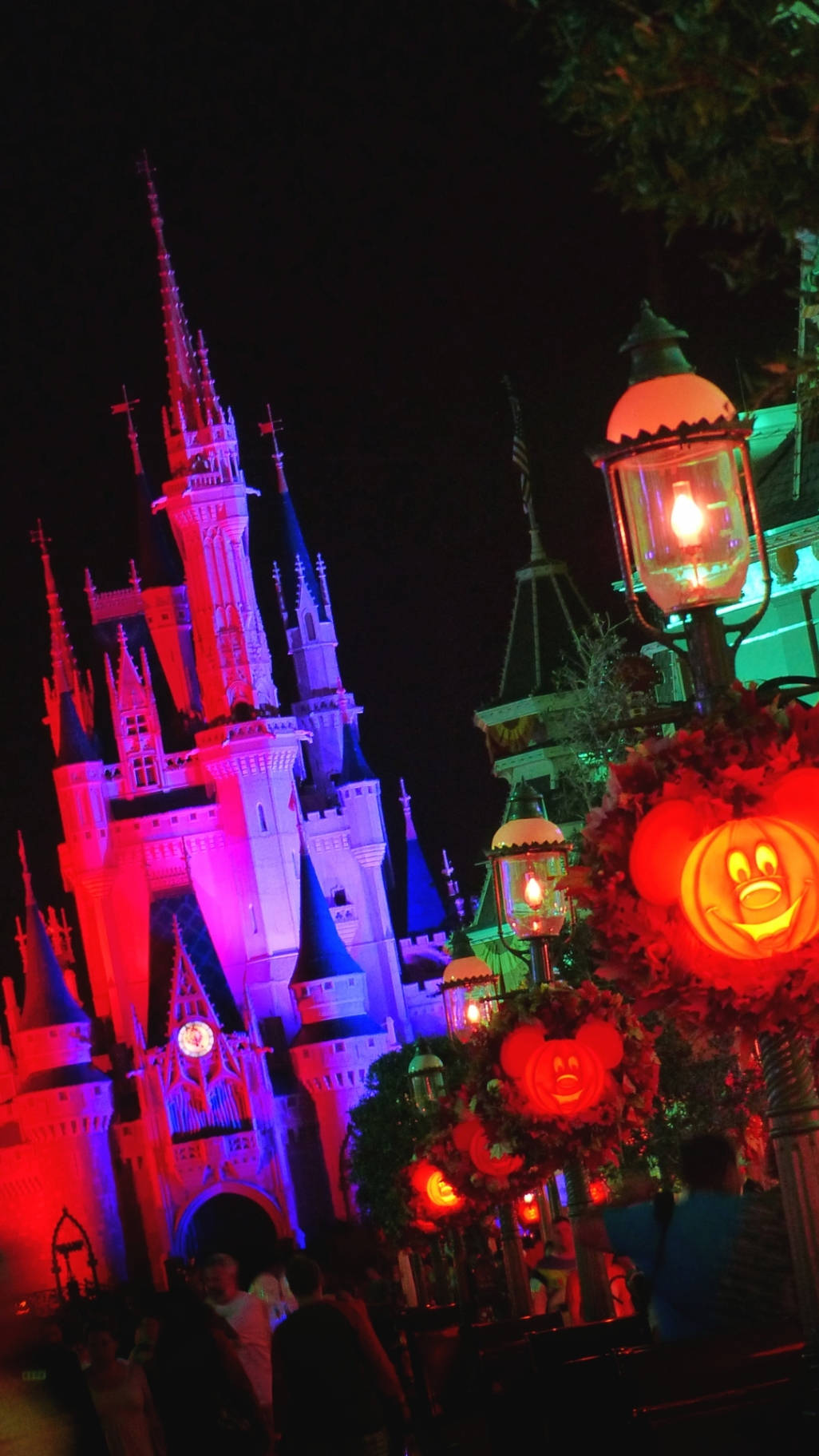 Halloweenlanterns Och Disney-slottet. Wallpaper