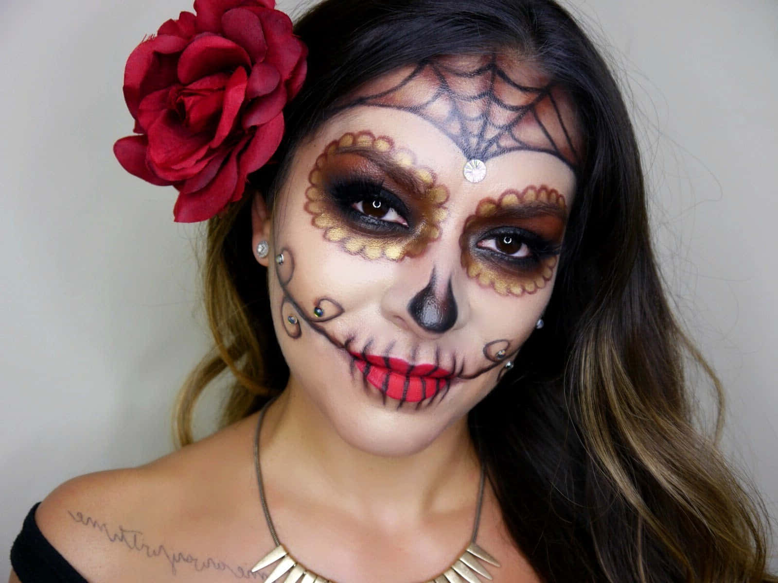 Transform your look with Halloween make-up this season! Wallpaper
