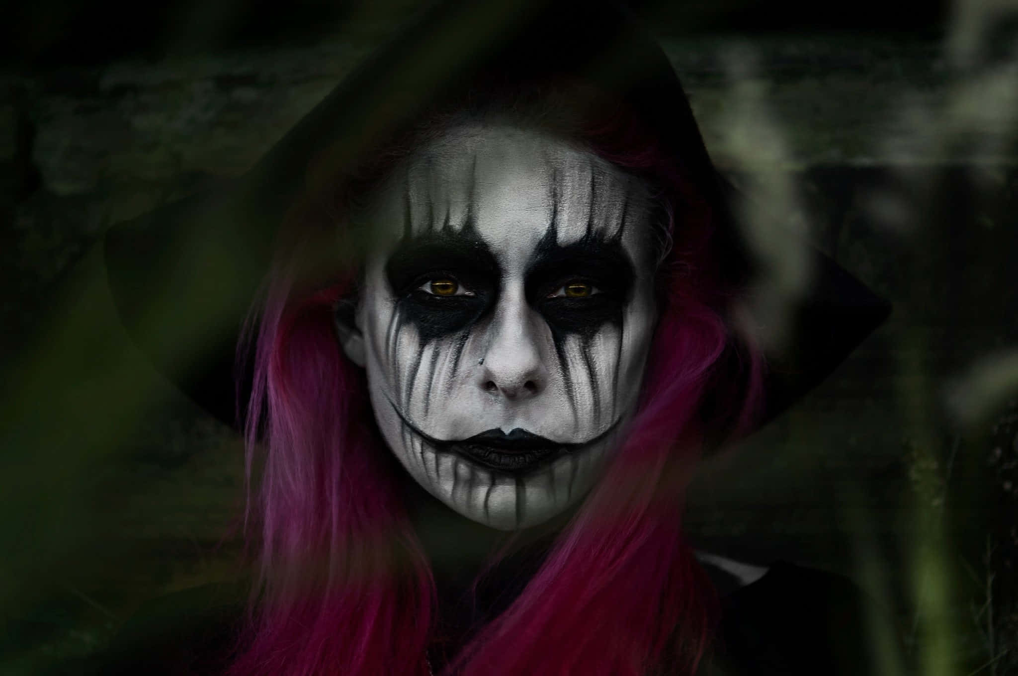 Get Your Halloween Glow On with These Spooky and Sophisticated Makeup Ideas Wallpaper