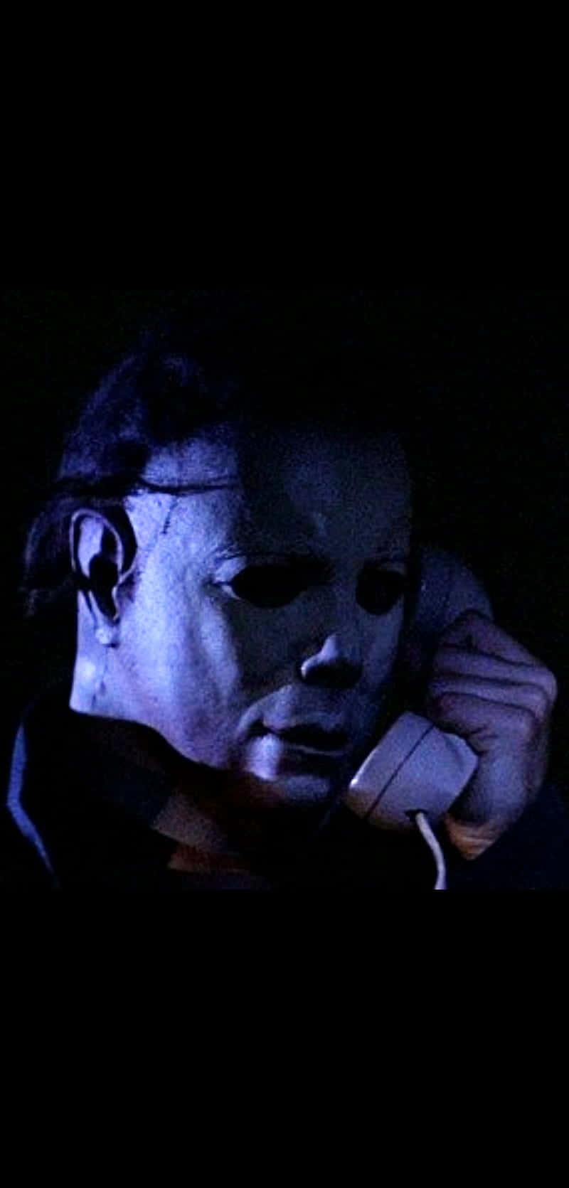 Halloweenmichael Myers Utilizando Un Teléfono. Fondo de pantalla