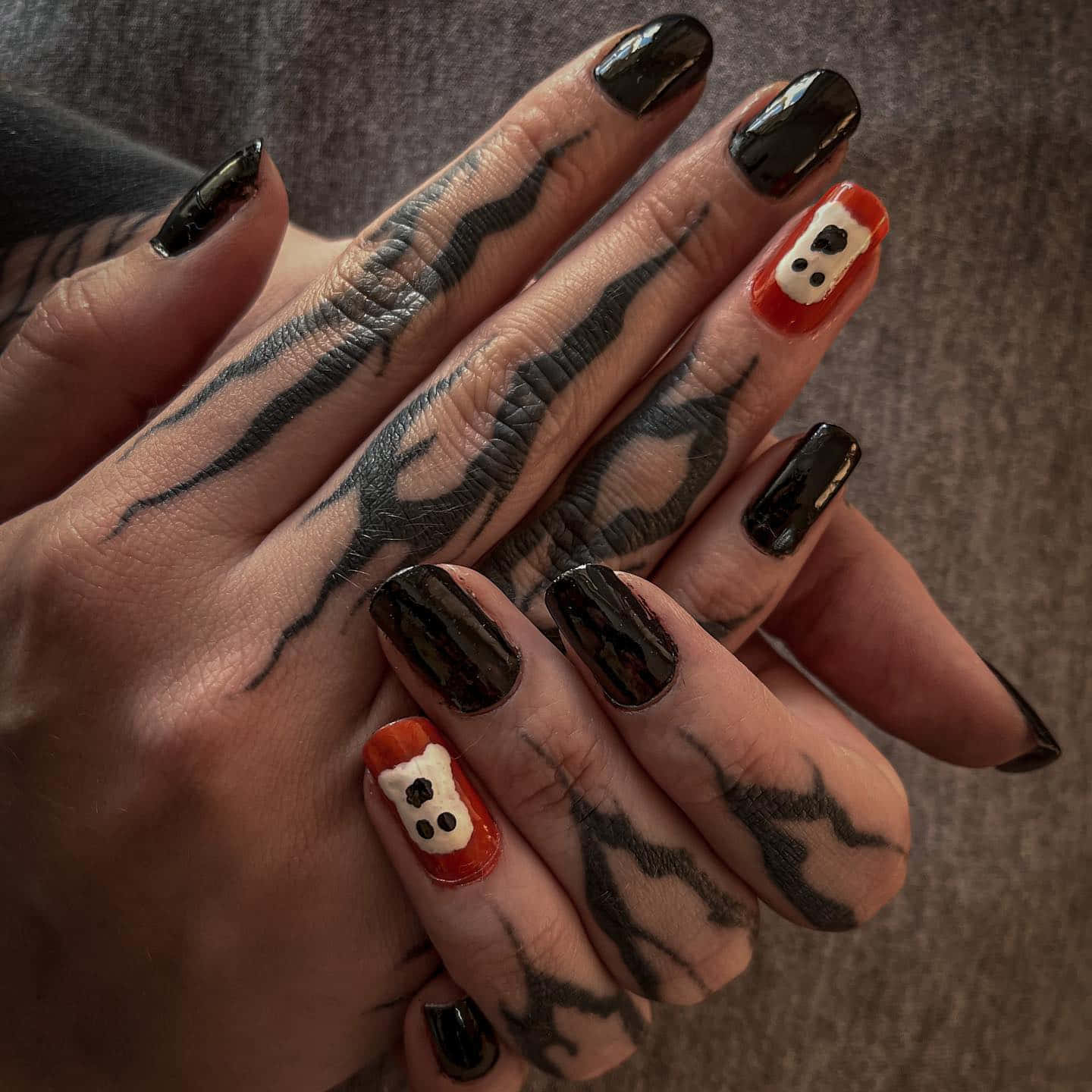 A spooky orange and black nail art design perfect for any Halloween party! Wallpaper