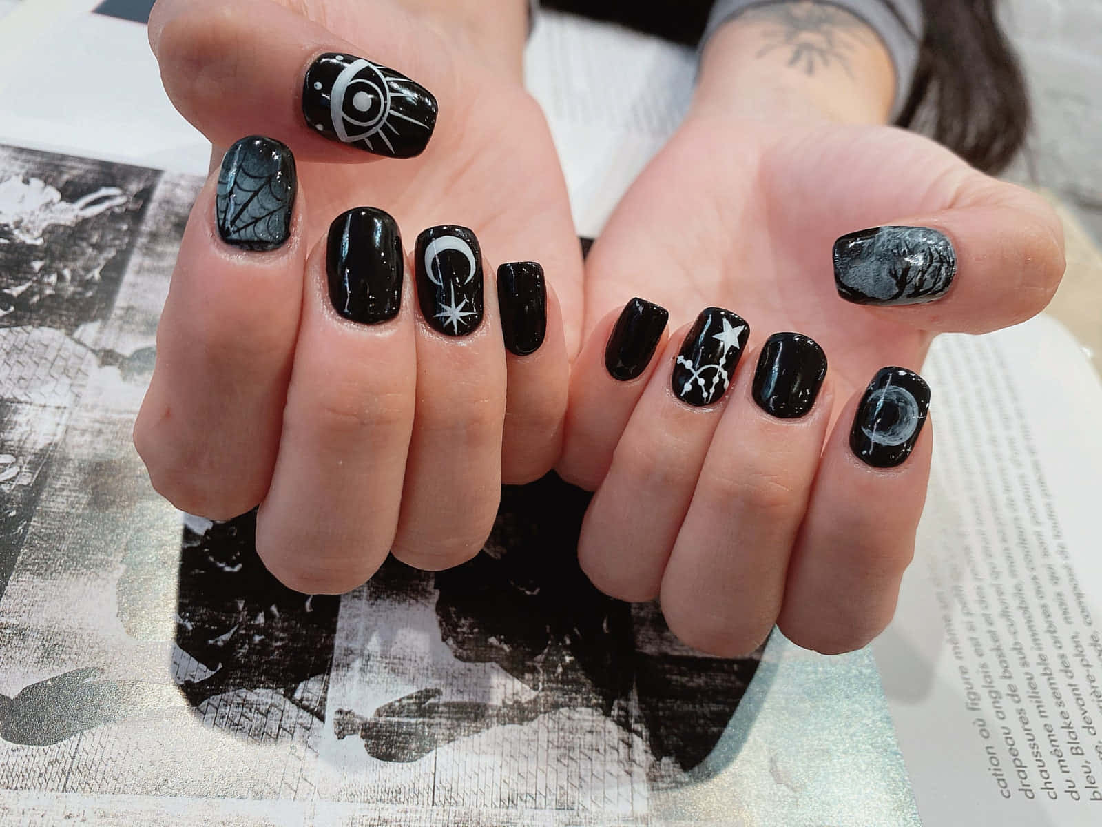 Get into the spooky spirit with this spooky and stylish Halloween nail art! Wallpaper