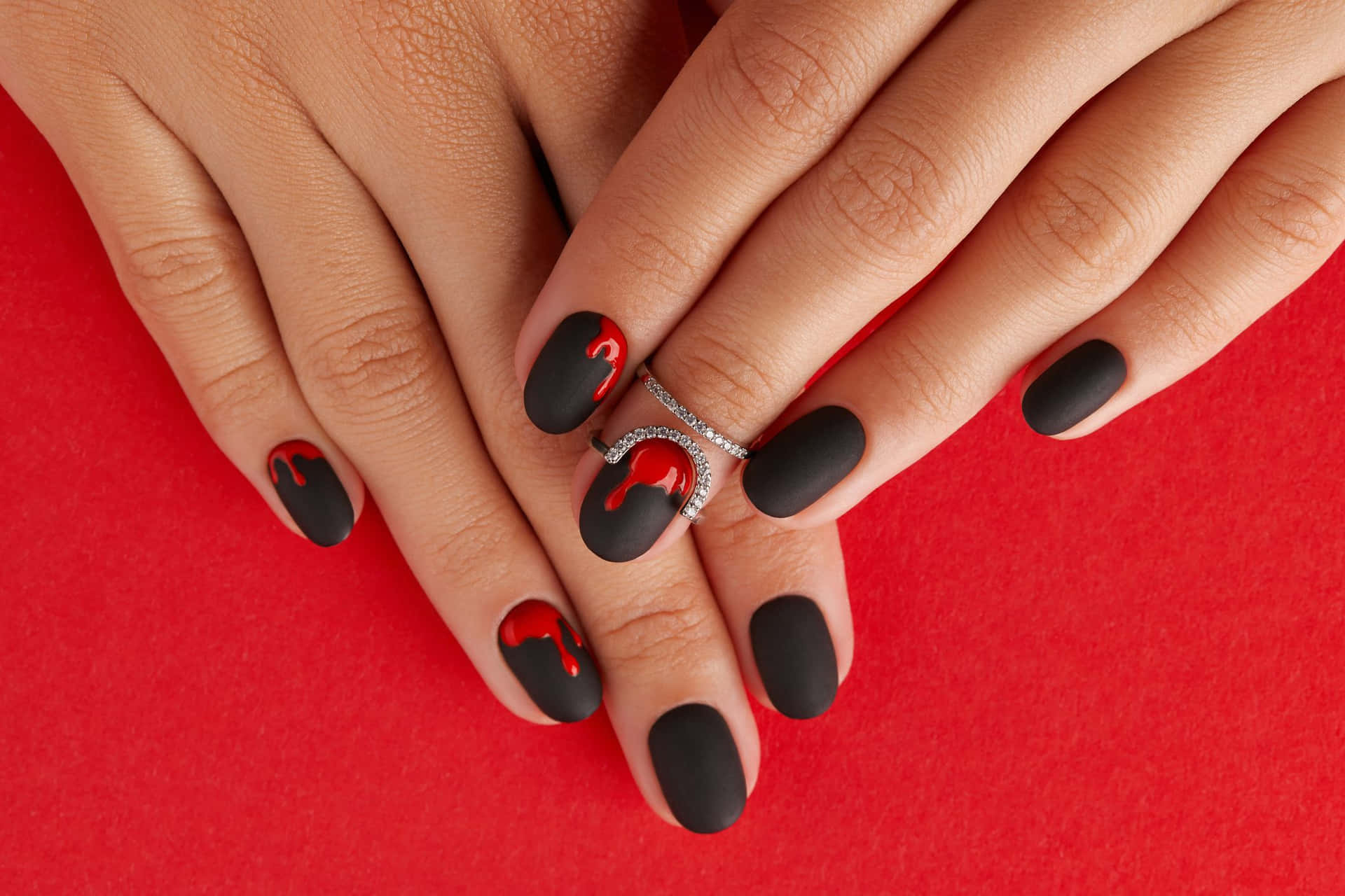 Prepare for Halloween with festive nail art Wallpaper