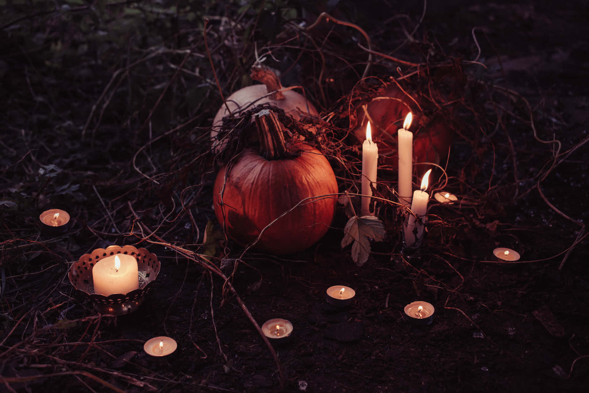 Enjoy A Chilling Night With Spooky Halloween Props! Wallpaper