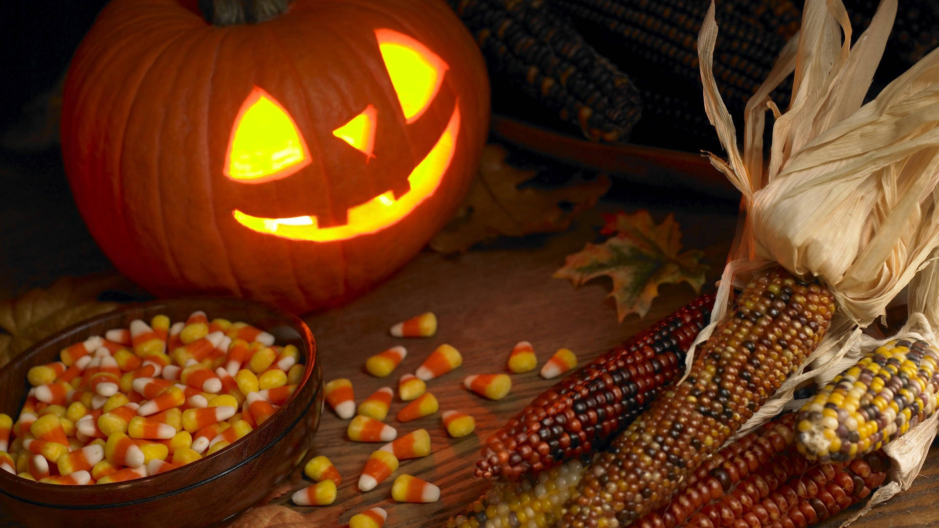 Calabazade Halloween Con Dulces De Maíz Fondo de pantalla