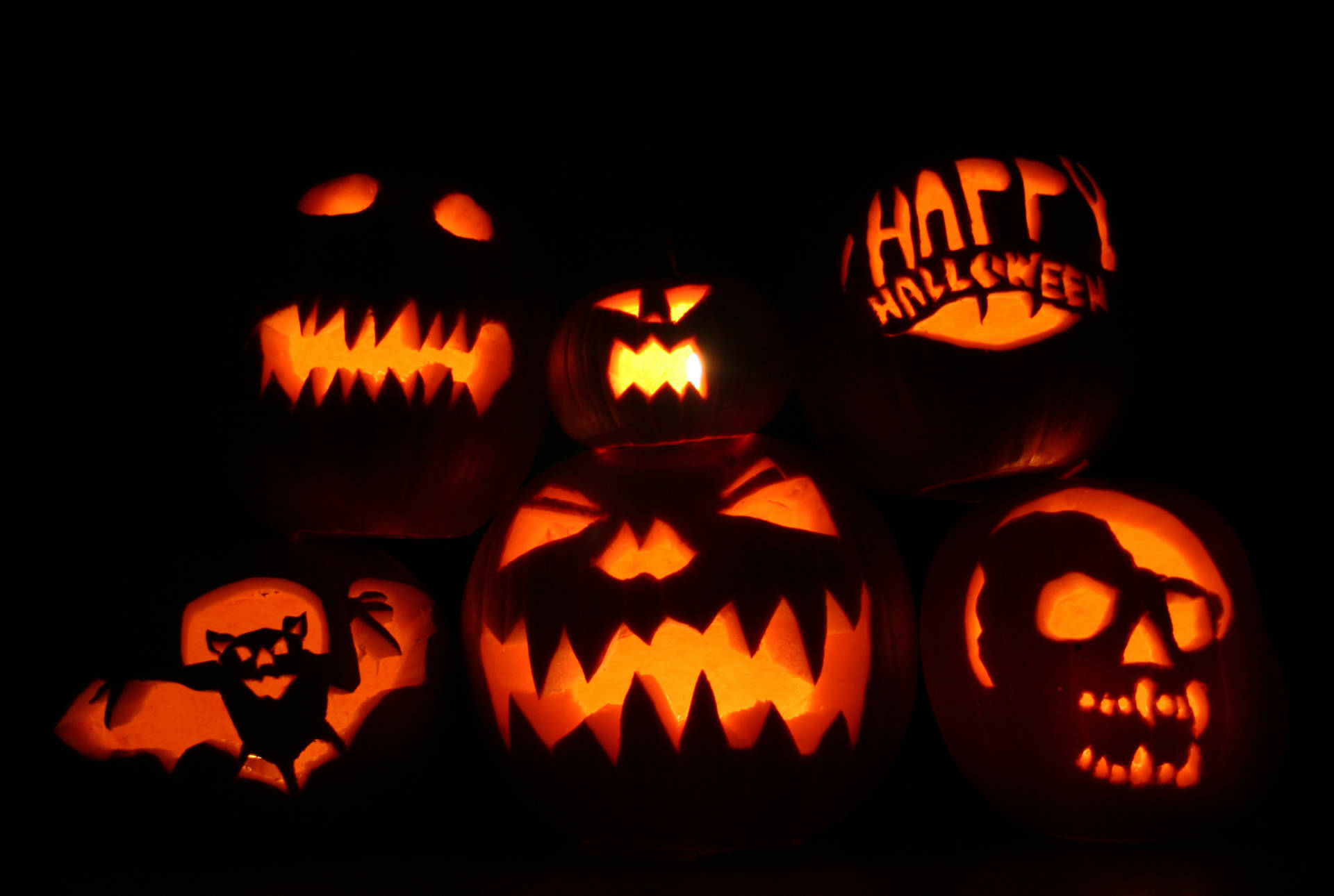 Celebreo Halloween Com O Jack-o-lantern Iluminado Como Papel De Parede Do Seu Computador Ou Celular. Papel de Parede