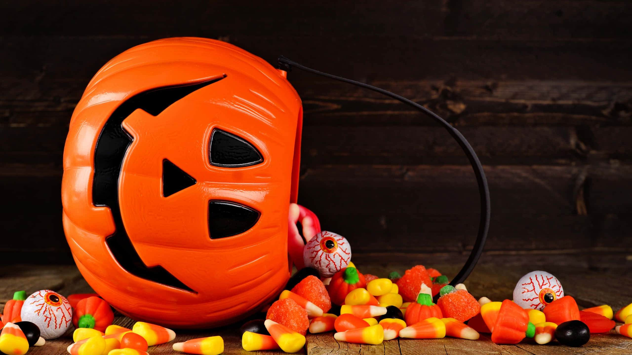 Indulge your sweet tooth this Halloween season! Wallpaper