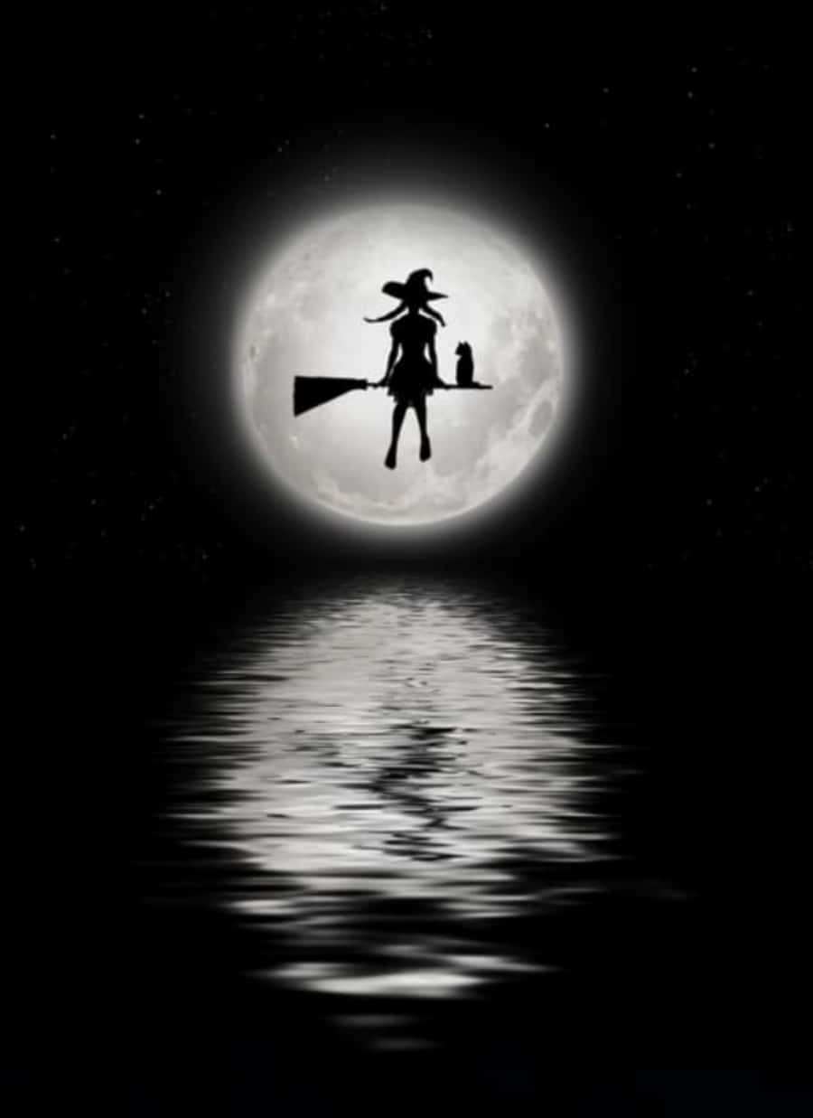 Fuldmåne Halloween Heks Og Kat Flyvende Over Den Spooky Skov Scene Wallpaper