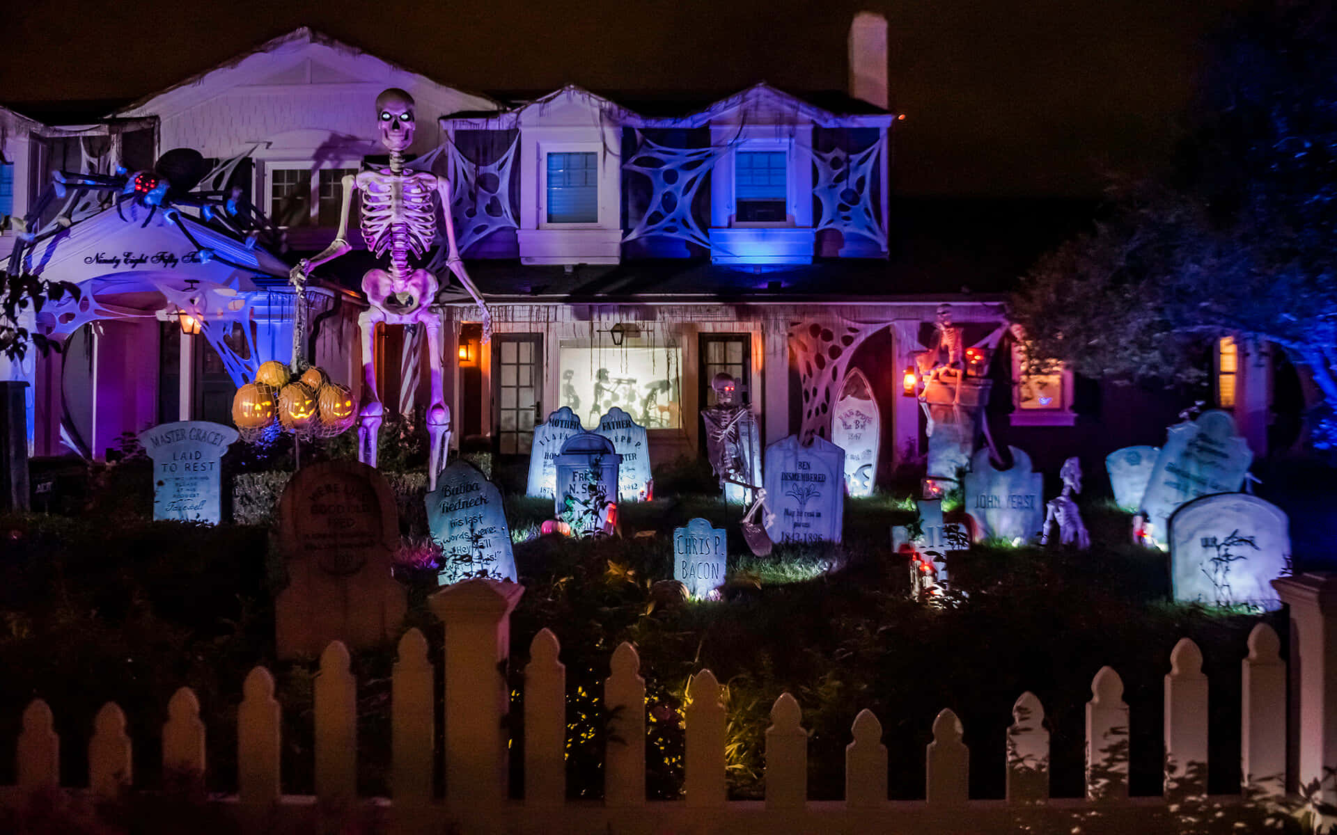 Dala Bienvenida A Los Niños Que Vienen A Pedir Dulces Con Estas Decoraciones Peculiares Para Halloween En Tu Patio. Fondo de pantalla